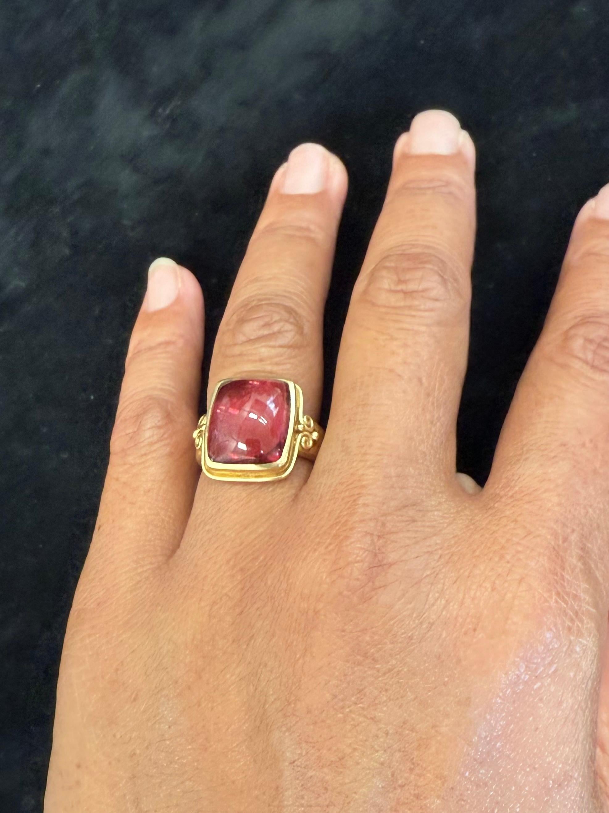 Steven Battelle, bague en or 18 carats avec tourmaline rose cabochon 9,2 carats en vente 2