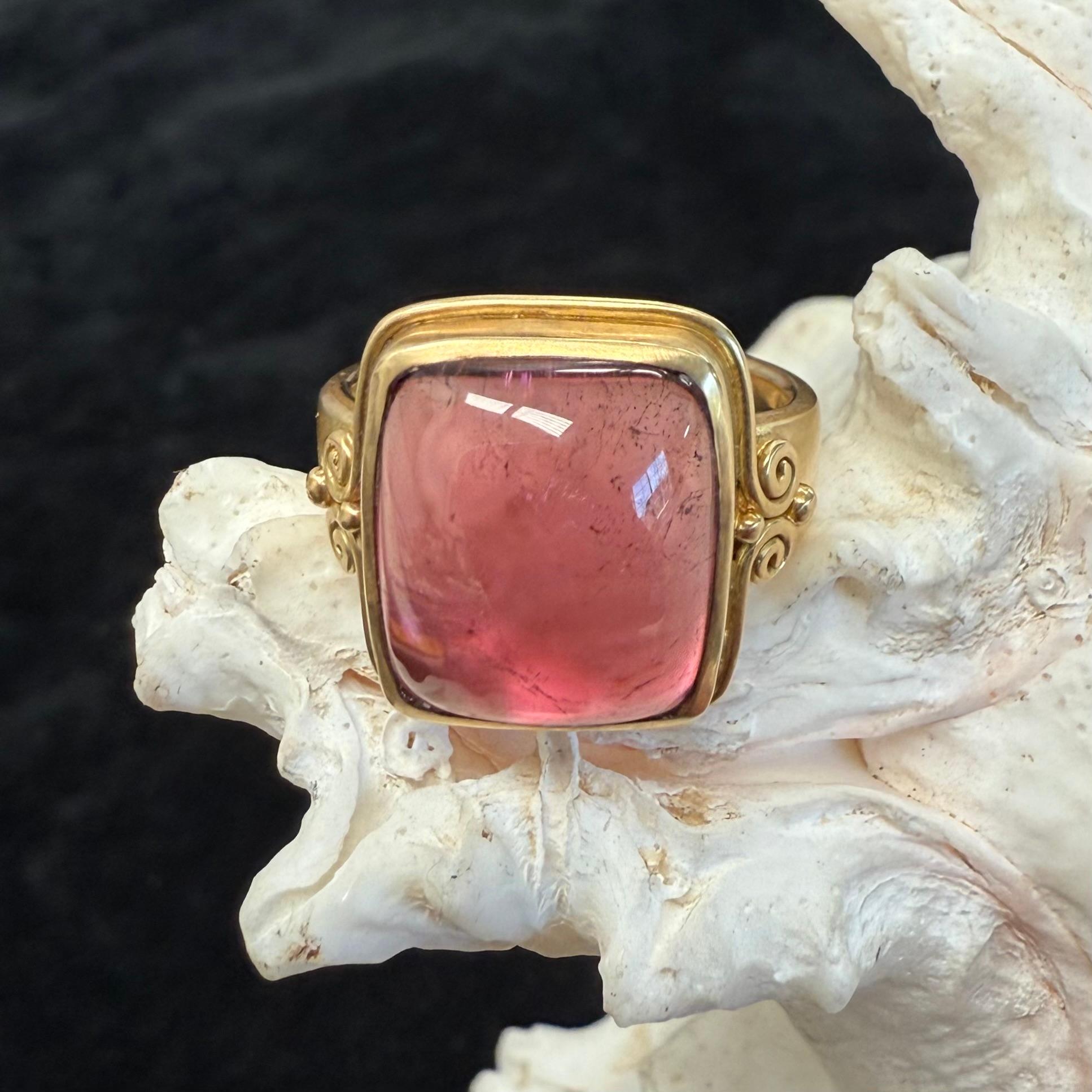 Steven Battelle, bague en or 18 carats avec tourmaline rose cabochon 9,2 carats en vente 3