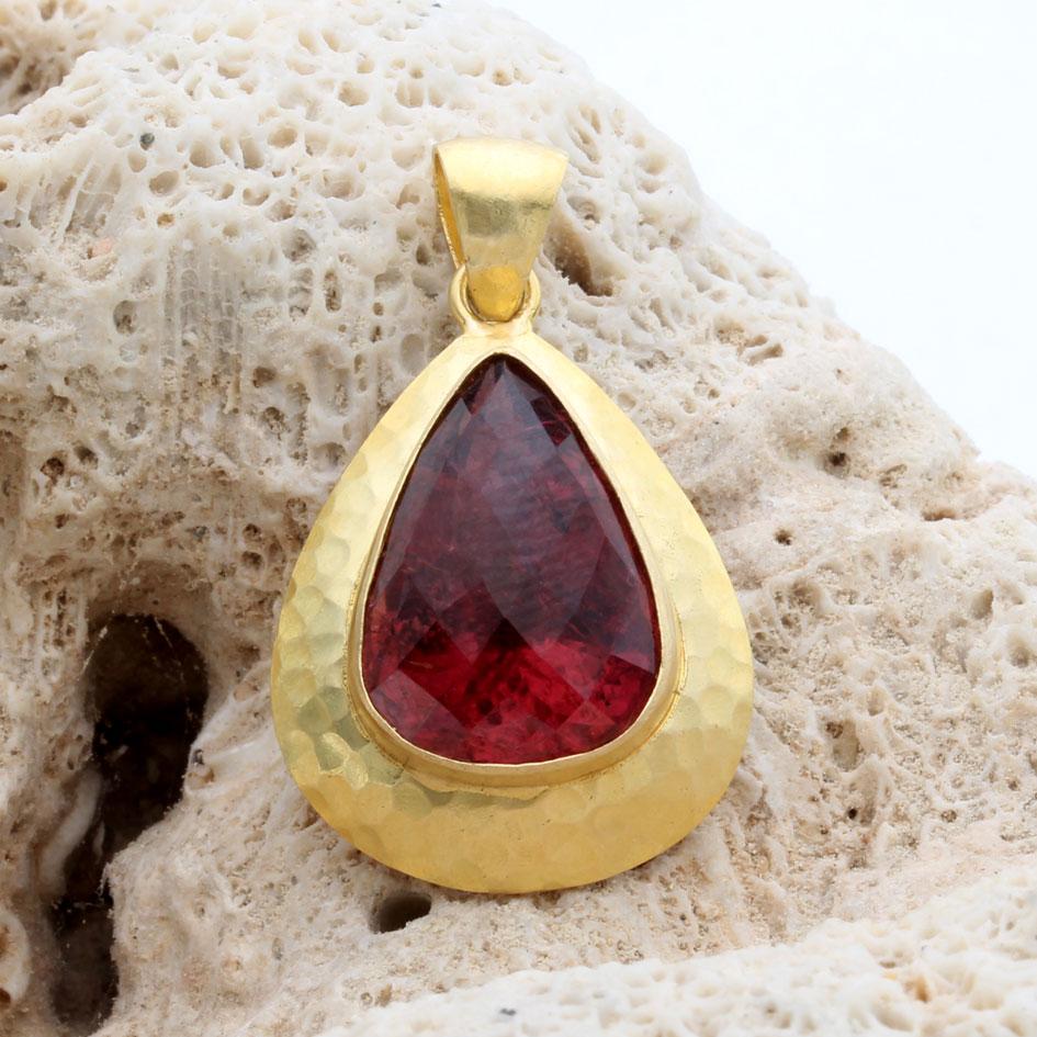Una brillante e vivace tormalina rosa brasiliana sfaccettata a forma di pera di 12 x 17 mm è incastonata in un'ampia montatura in oro 18 carati dalla texture martellata in questo design classico e semplice che mette in risalto la forma e la bellezza