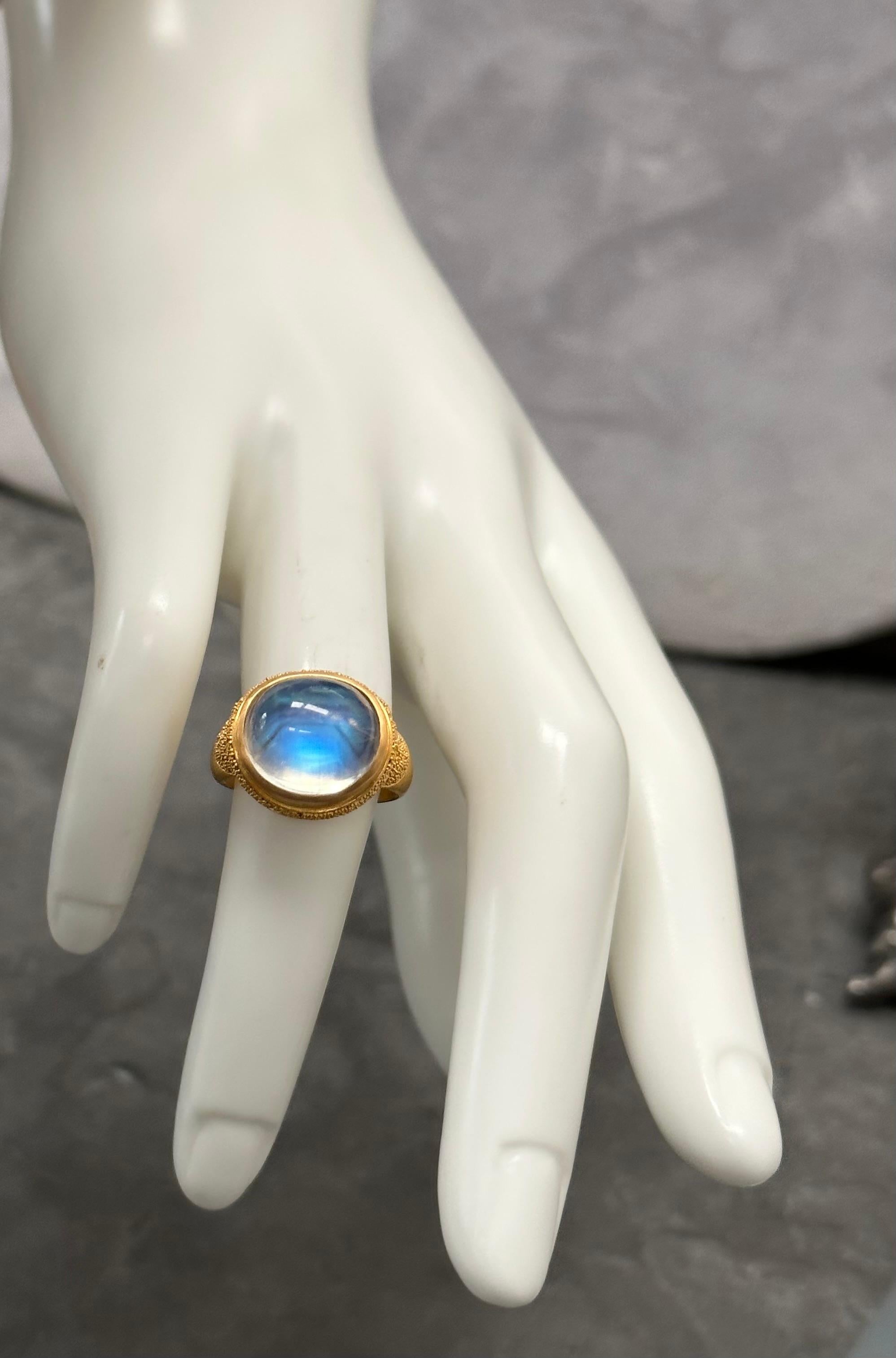 Steven Battelle 9.6 Carats Cabochon Rainbow Moonstone 22K Gold Ring For Sale 4