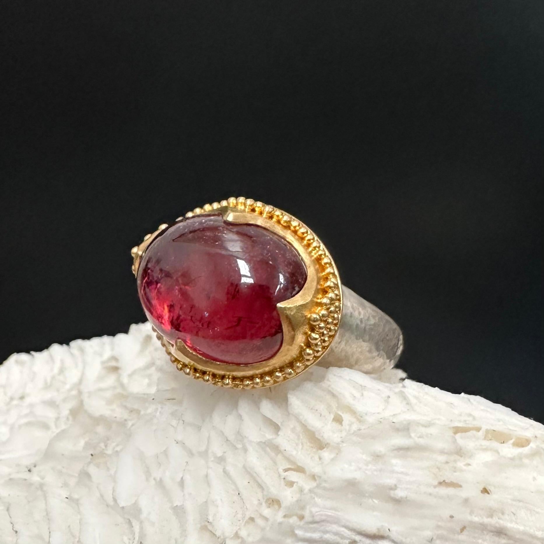 Cabochon Steven Battelle Anello con tormalina rosa da 9,8 carati in oro e argento 22 carati A. Silver in vendita
