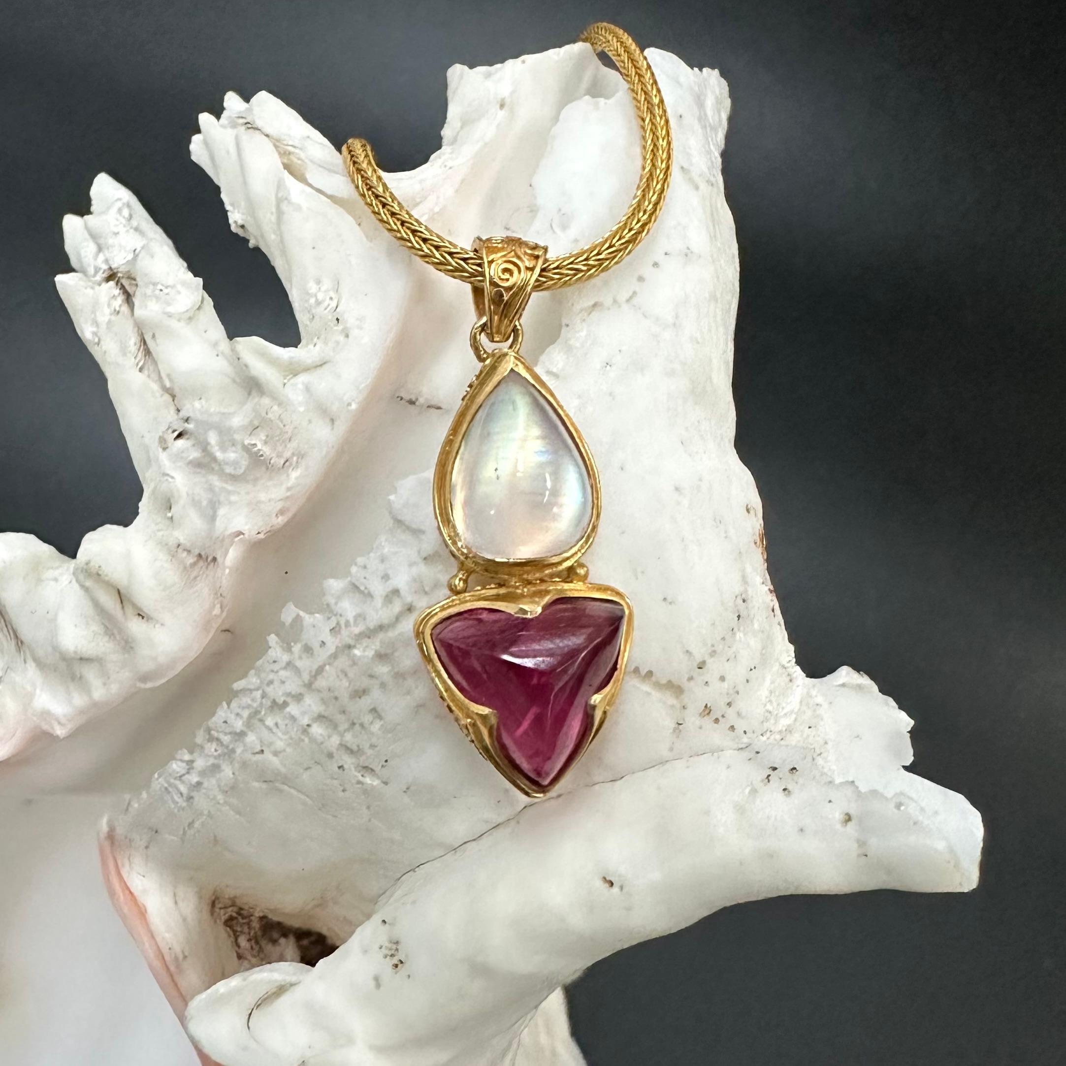 Steven Battelle Ciondolo in oro 22K con pietra lunare arcobaleno da 9,8 carati e tormalina rosa in vendita 4