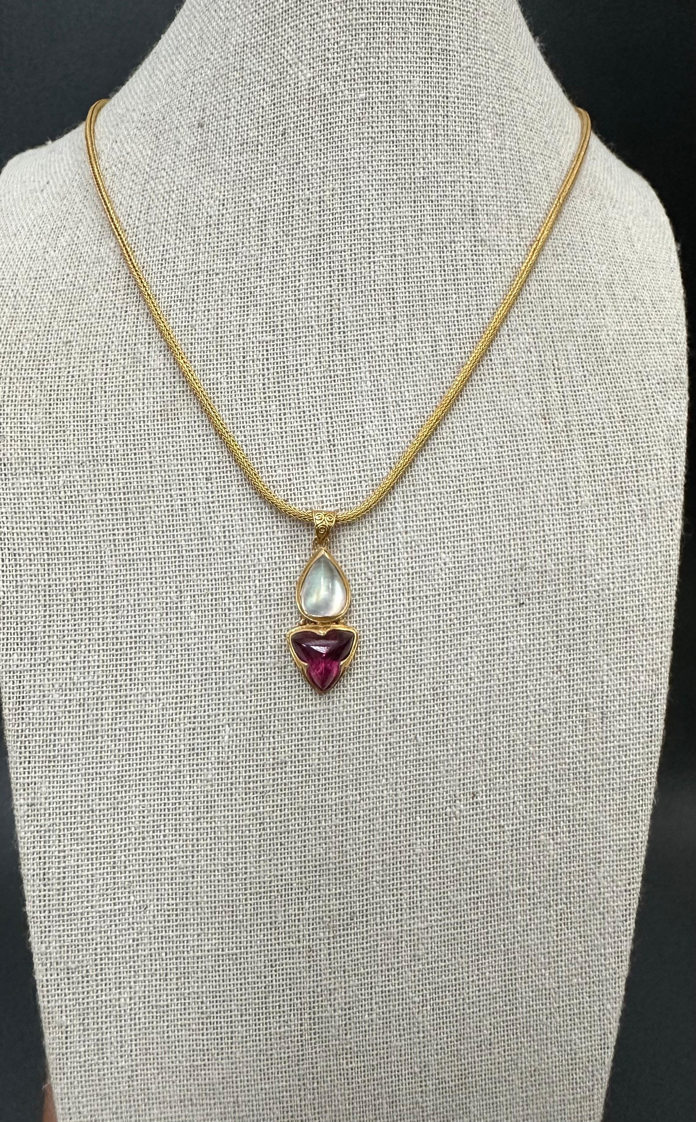Steven Battelle Ciondolo in oro 22K con pietra lunare arcobaleno da 9,8 carati e tormalina rosa in vendita 5