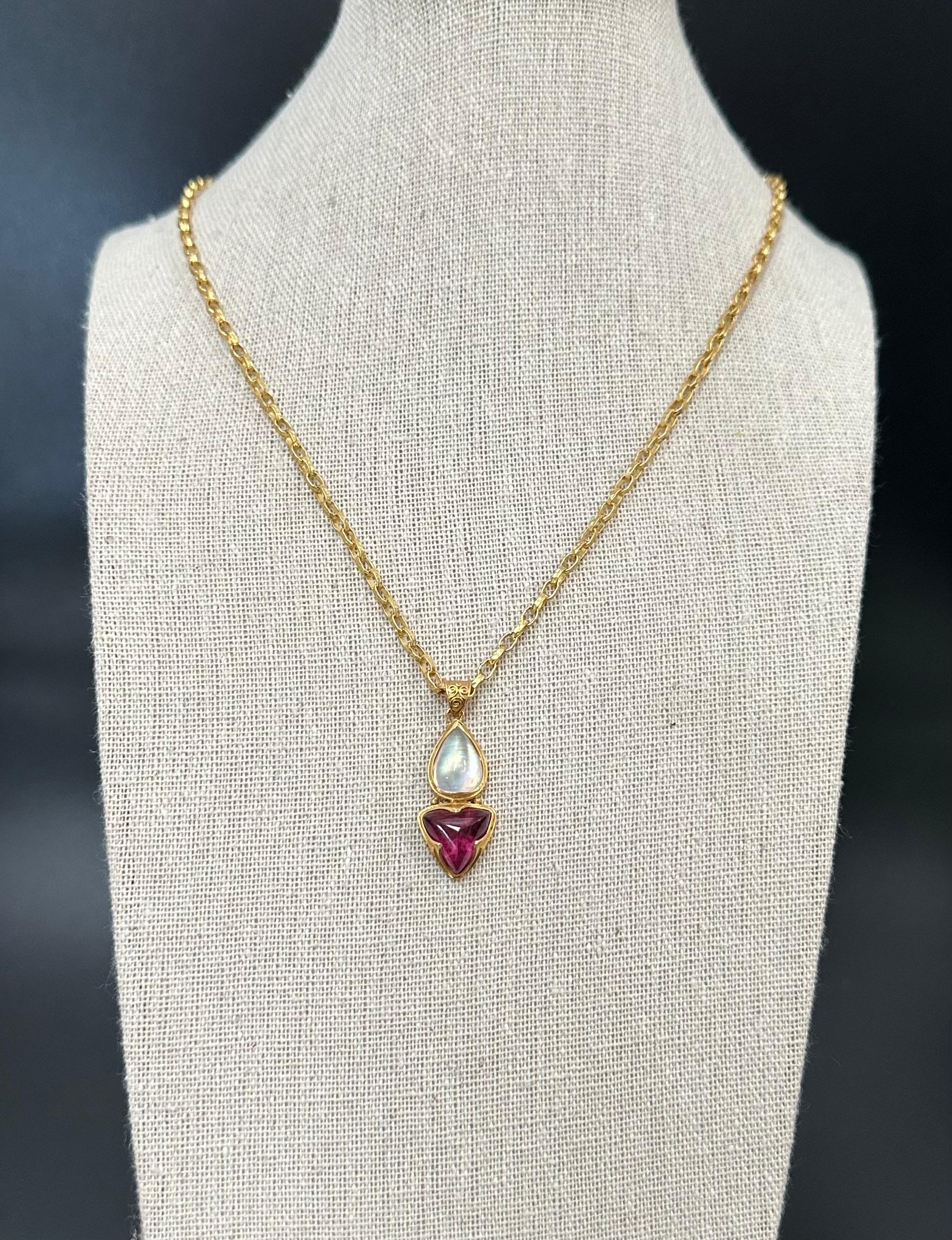Contemporaneo Steven Battelle Ciondolo in oro 22K con pietra lunare arcobaleno da 9,8 carati e tormalina rosa in vendita