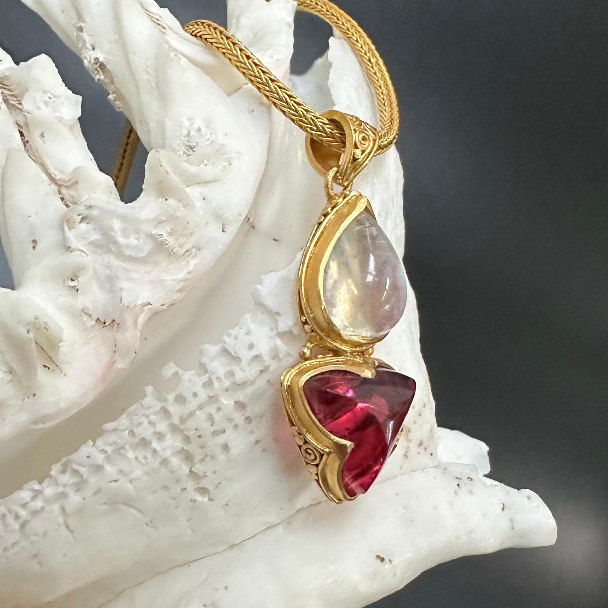 Steven Battelle Ciondolo in oro 22K con pietra lunare arcobaleno da 9,8 carati e tormalina rosa In condizioni Nuovo in vendita a Soquel, CA