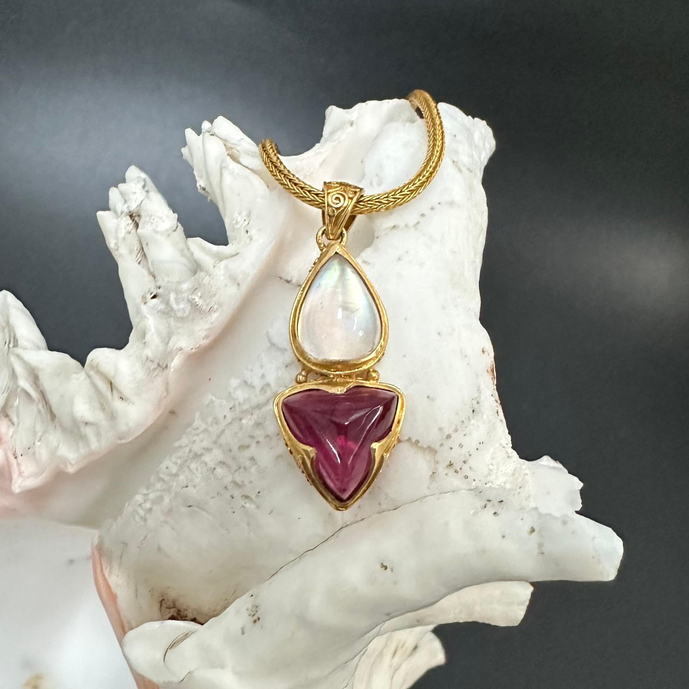 da uomo o donna Steven Battelle Ciondolo in oro 22K con pietra lunare arcobaleno da 9,8 carati e tormalina rosa in vendita