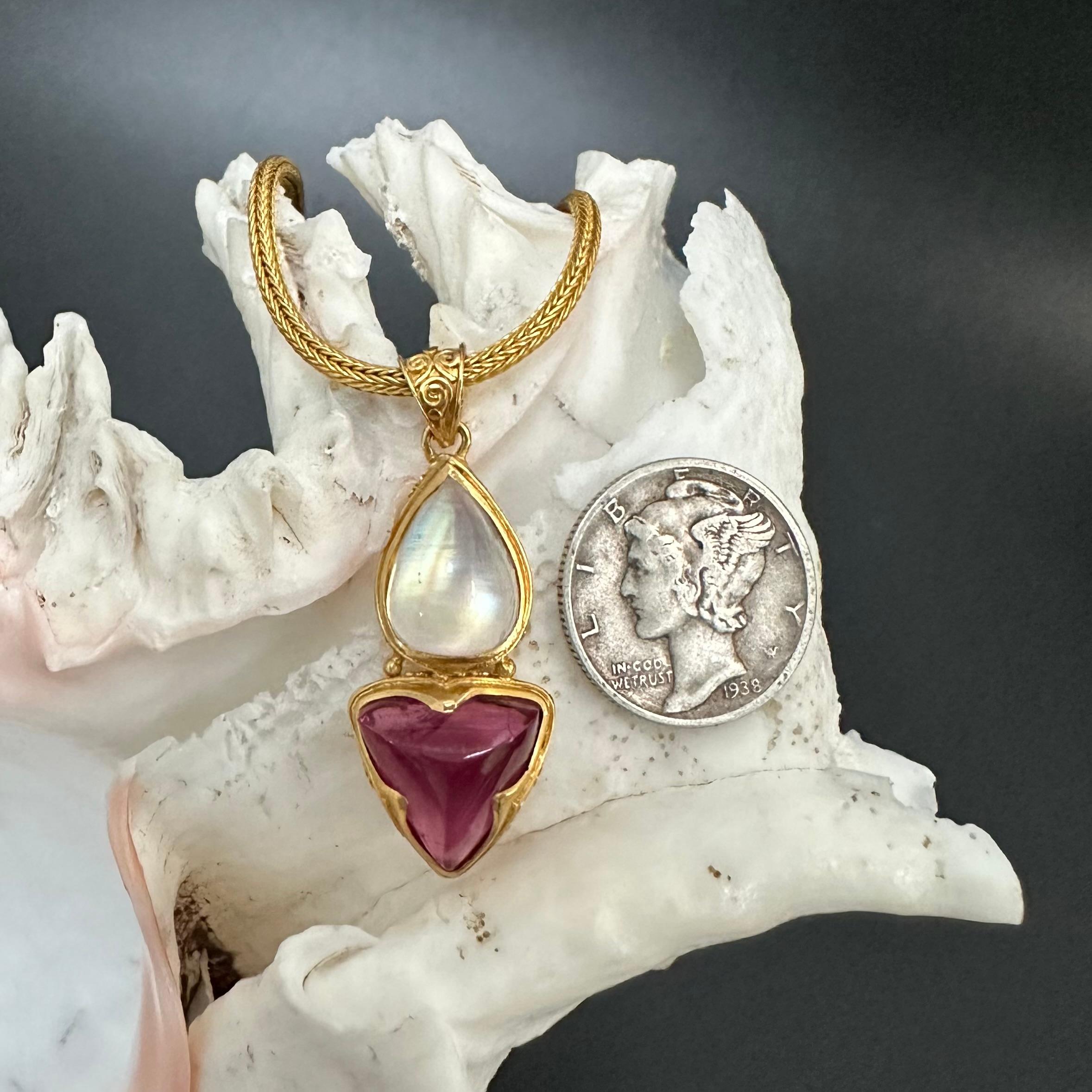 Steven Battelle Ciondolo in oro 22K con pietra lunare arcobaleno da 9,8 carati e tormalina rosa in vendita 1