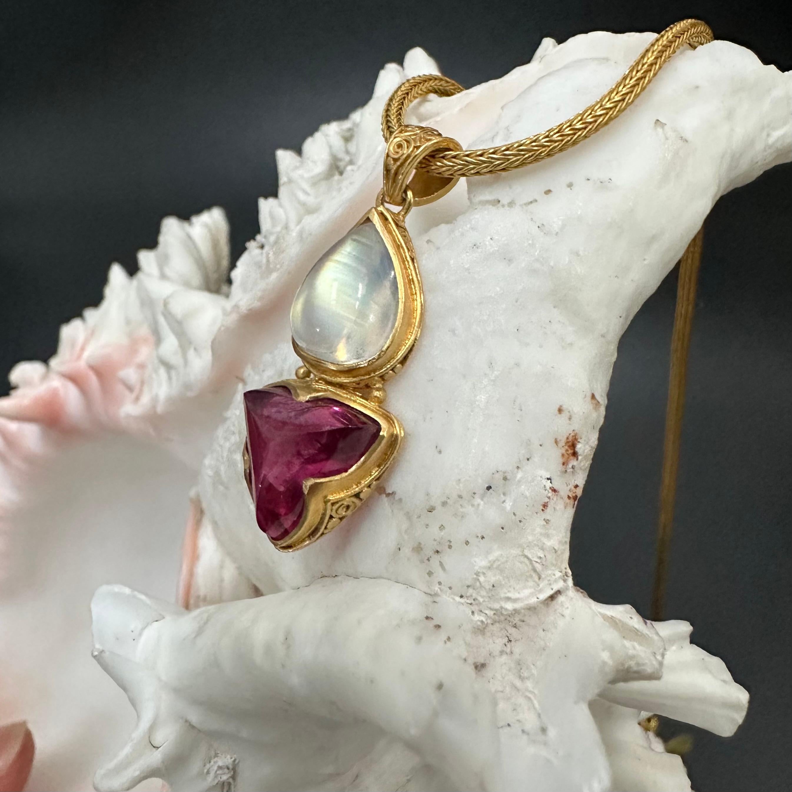 Steven Battelle Ciondolo in oro 22K con pietra lunare arcobaleno da 9,8 carati e tormalina rosa in vendita 3