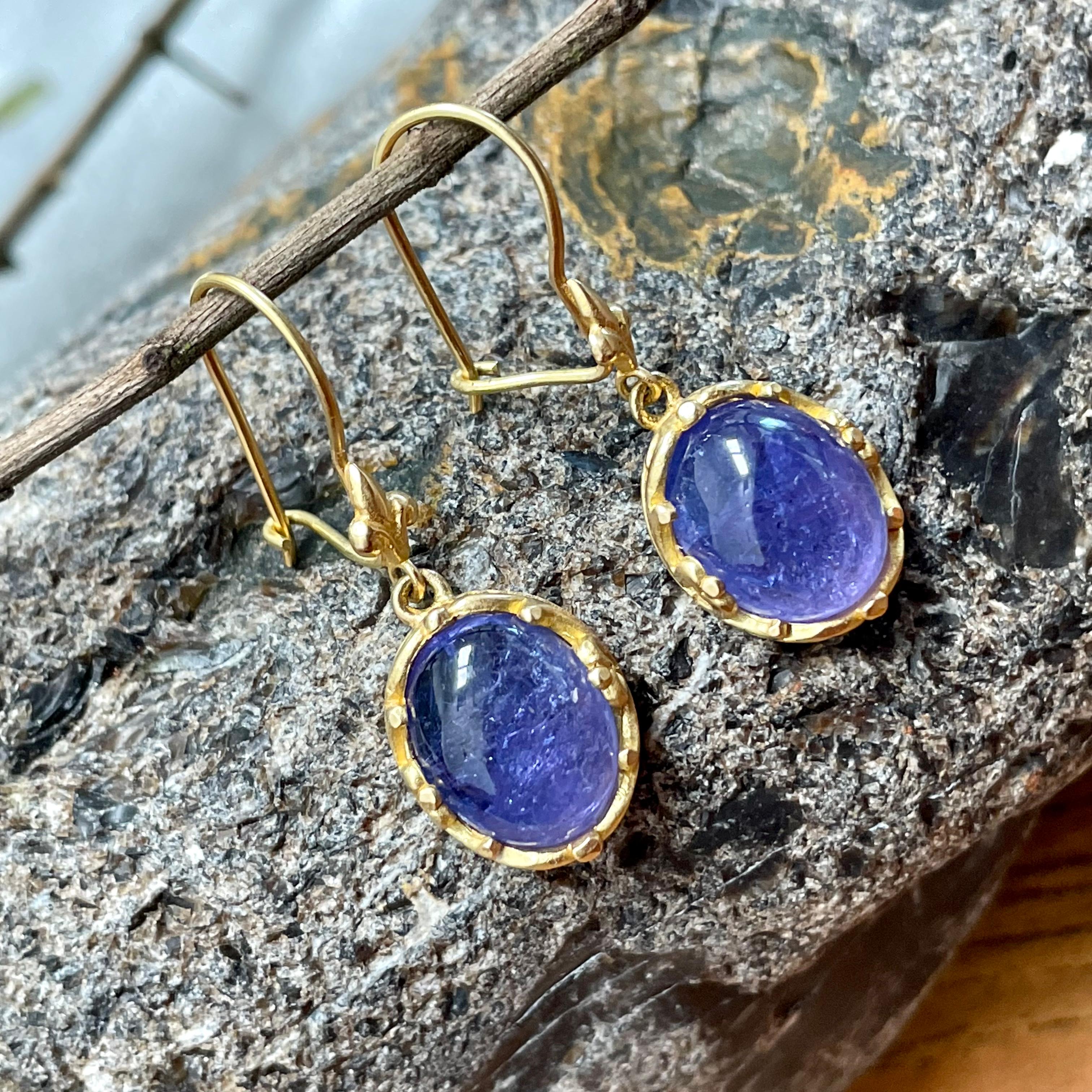 Steven Battelle 9.9 Carats Cabochon Tanzanite 18K Gold Wire Earrings In New Condition In Soquel, CA