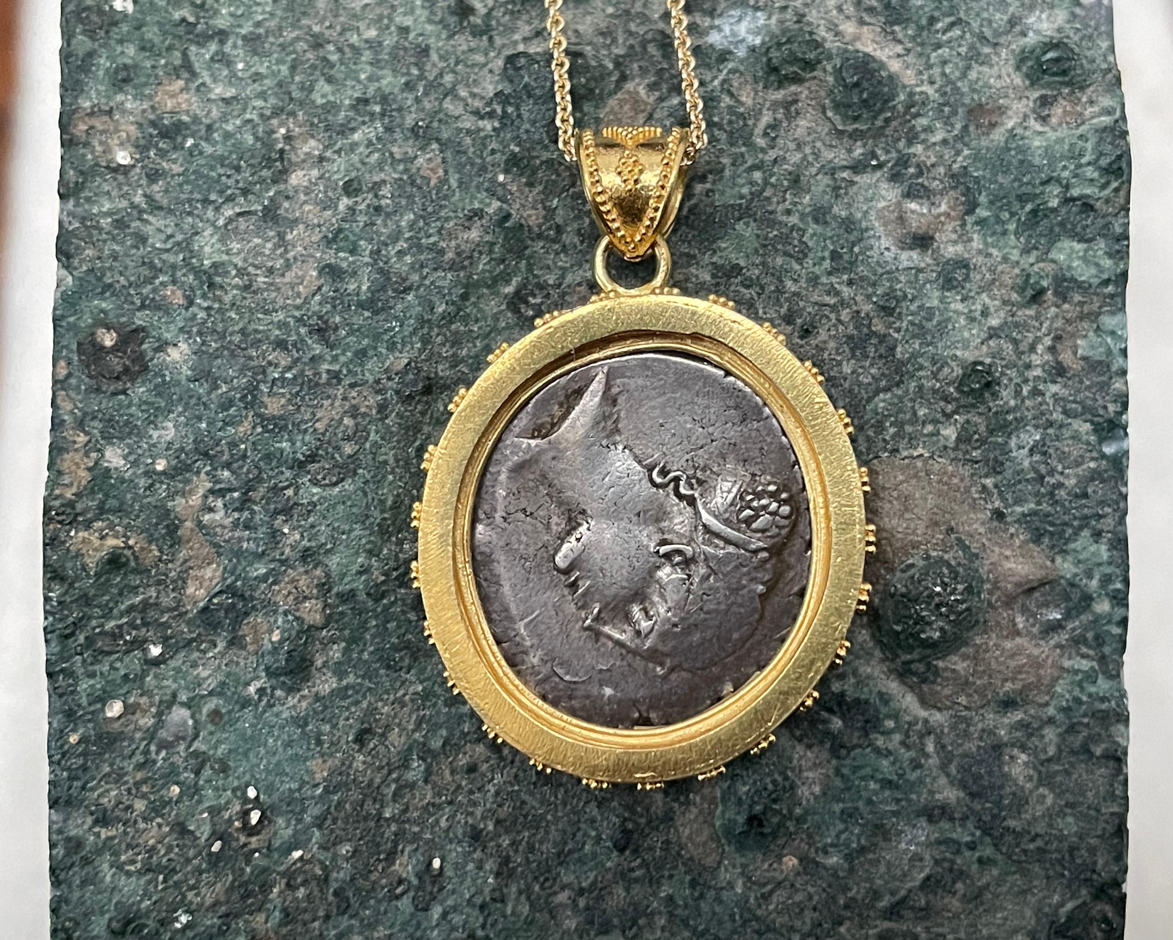 Steven Battelle Pendentif en or 22 carats Granulé avec pièce de monnaie sphinx romaine antique en vente 1