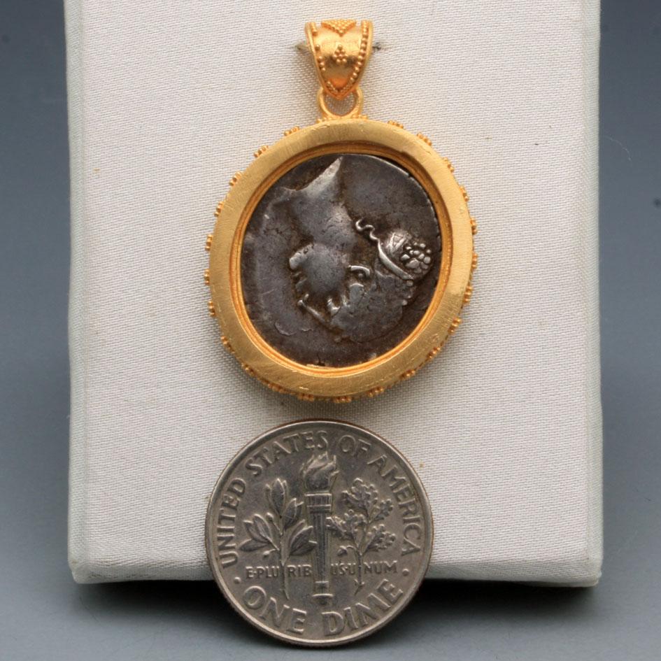 Pendentif en or 22K avec pièce de monnaie du sphinx de l'Antiquité romaine du 1er siècle avant J.-C. granulée Neuf - En vente à Soquel, CA