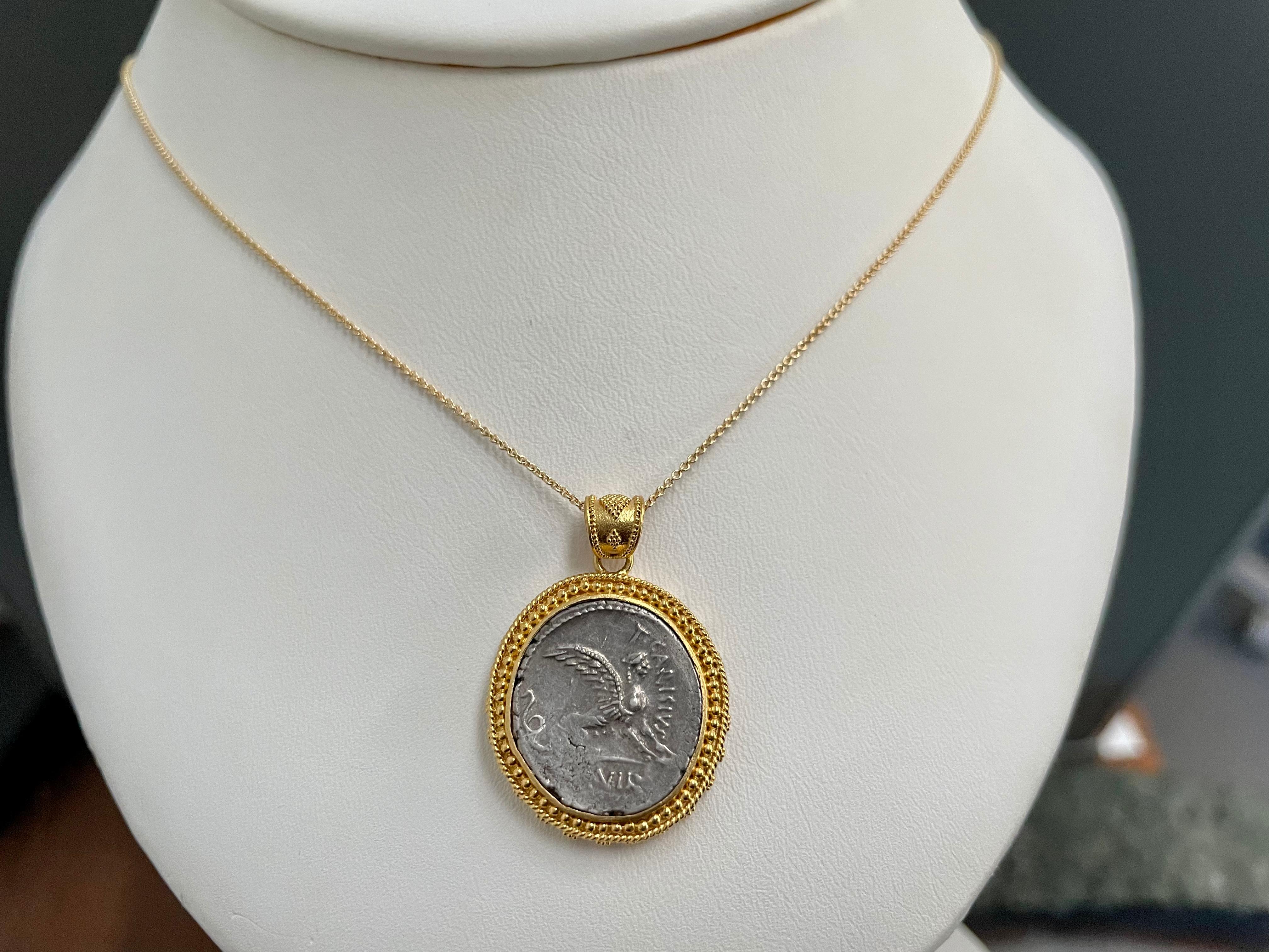 Steven Battelle Pendentif en or 22 carats Granulé avec pièce de monnaie sphinx romaine antique en vente 3