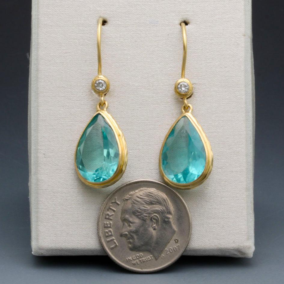 De très belles boucles d'oreilles artisanales en apatite et diamant de 7 carats. 
Cette pierre est censée développer la connaissance et la vérité et atténuer le chagrin, l'apathie et la colère. 
Poids 4,03 grammes
Longueur 33mm
Apatite taille