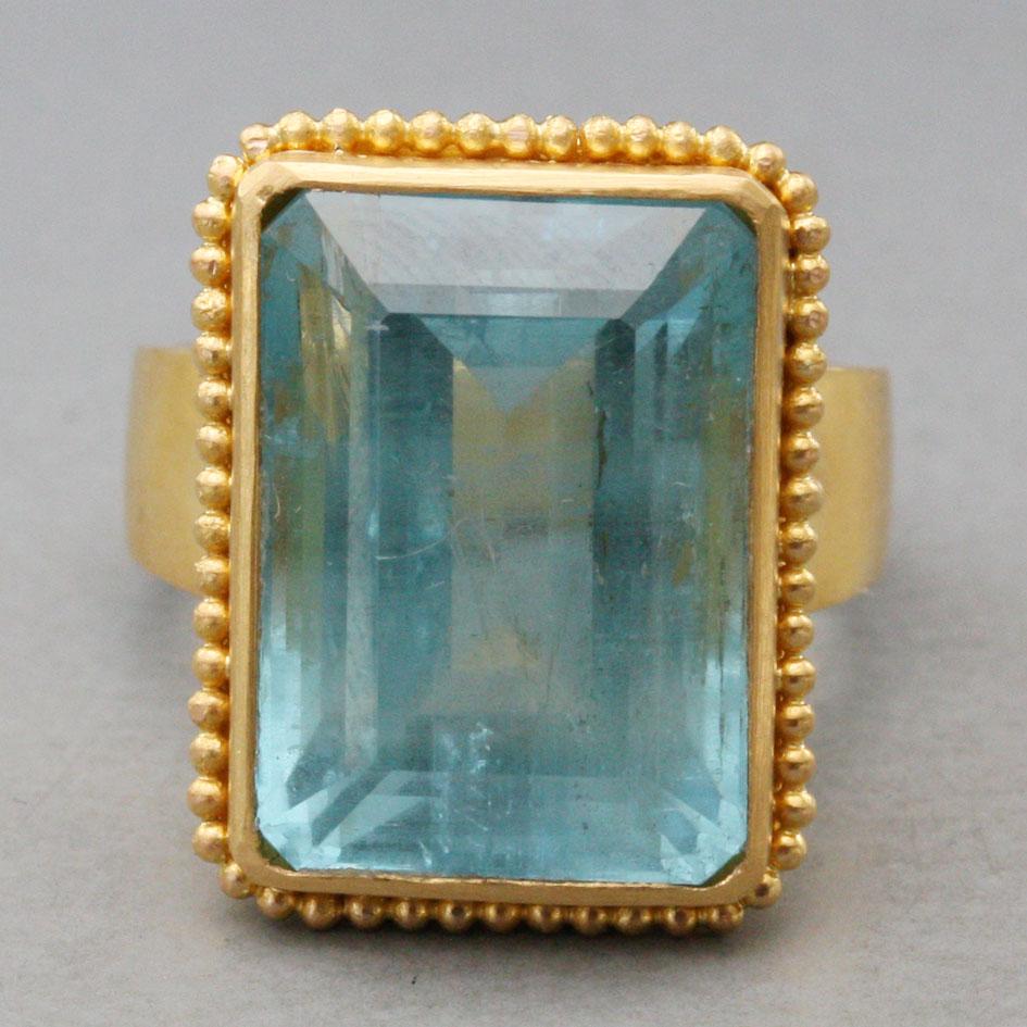 Handgefertigte Aquamarin 22K gestapelt Granulation Gold Cocktail Ring Größe 7.
Ein exklusives, etruskisch inspiriertes Design von Steven Battelle, das von einem unserer Meisterhandwerker ausschließlich in Handarbeit hergestellt wird.
Der Aquamarin