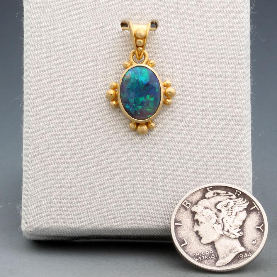 Cabochon Ciondolo in oro 18 carati con opale nero australiano di Steven Battelle in vendita