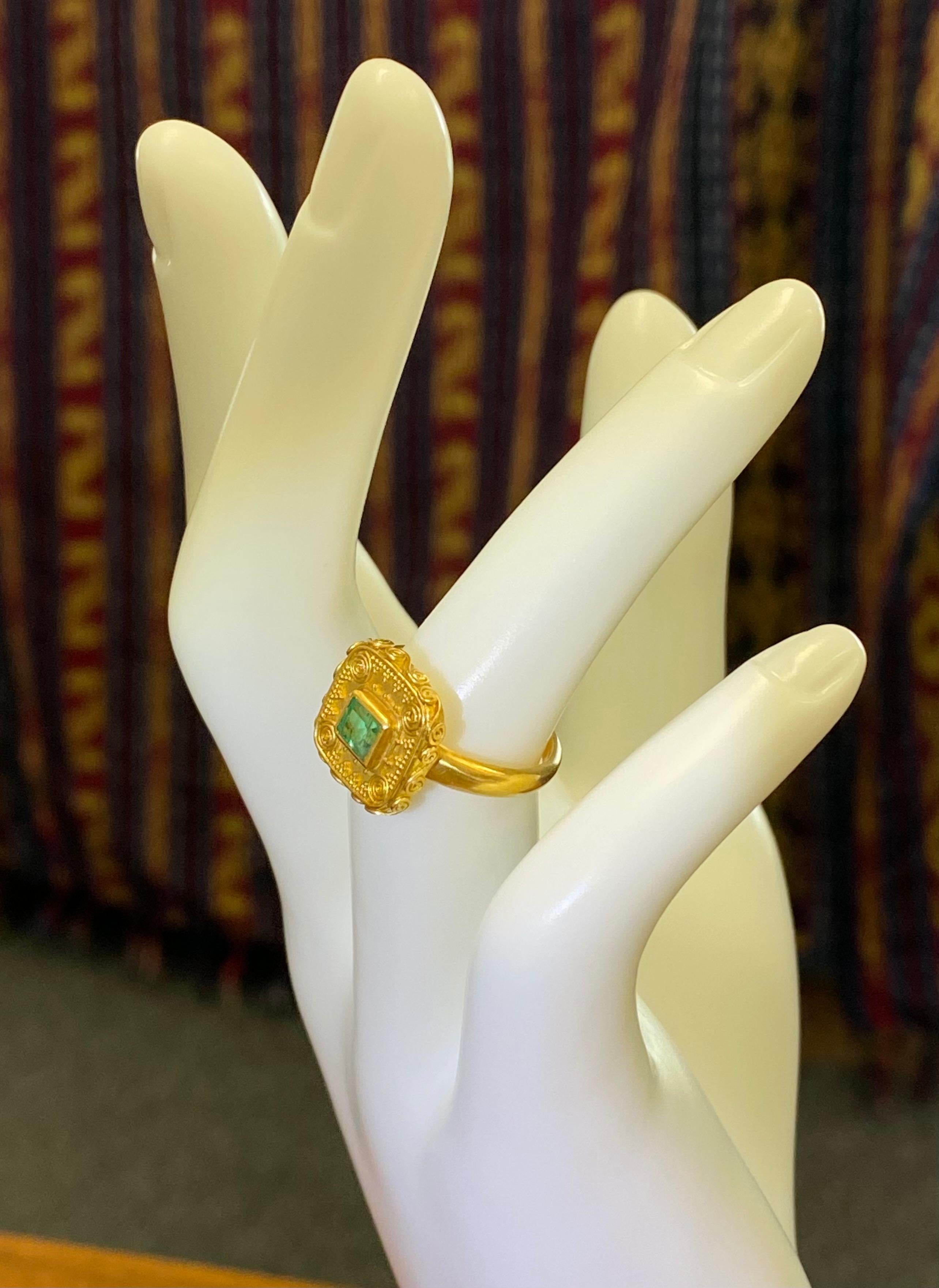 Eine schöne 0,7 Karat Columbian Emerald 22K handgefertigt  ring Gold Größe 6,5.
Der Stein ist von einer feinkörnigen Meisterfassung (Spiralen und 
