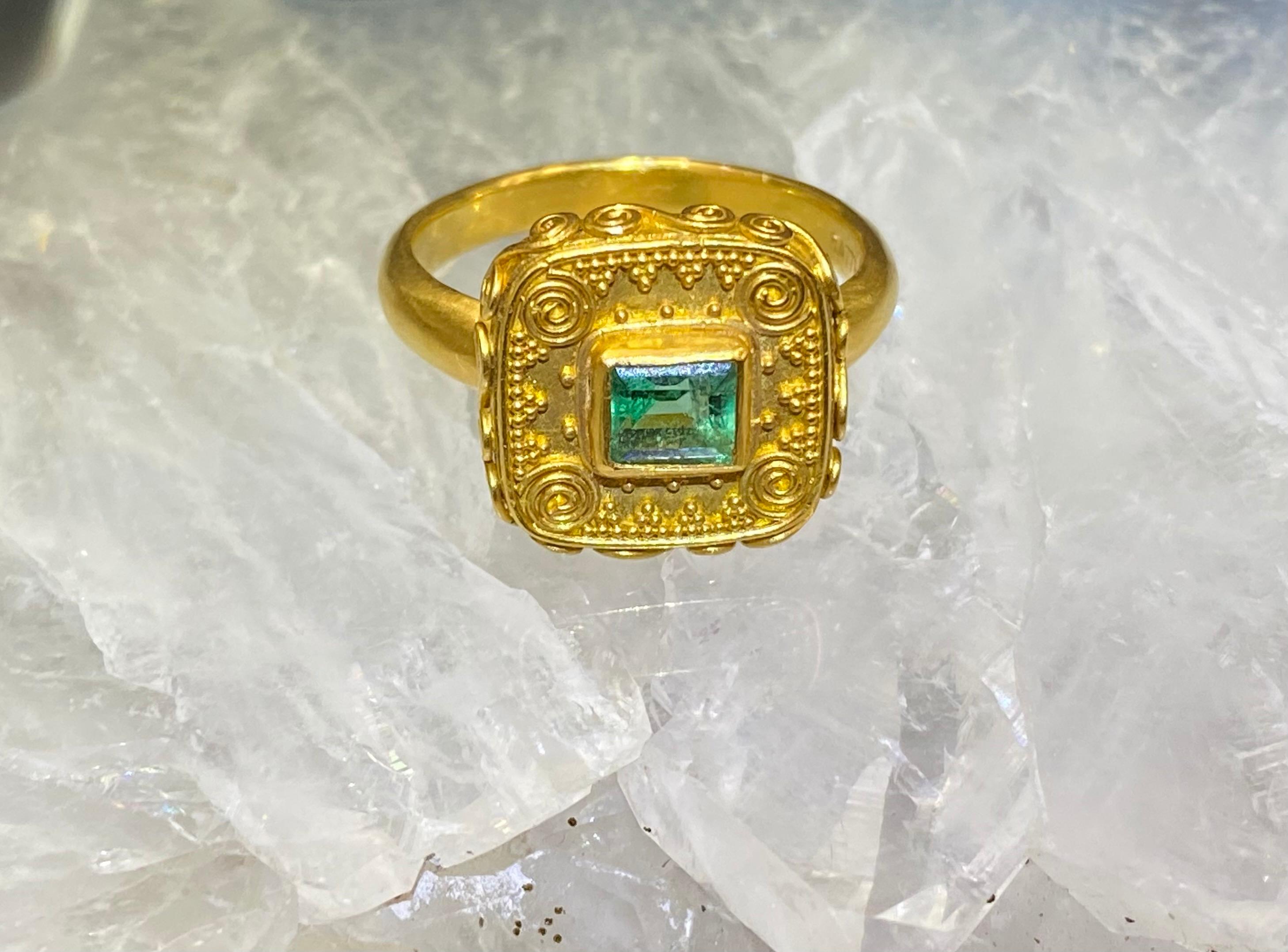 Smaragdring von Steven Battelle aus 22 Karat Gold (Zeitgenössisch)