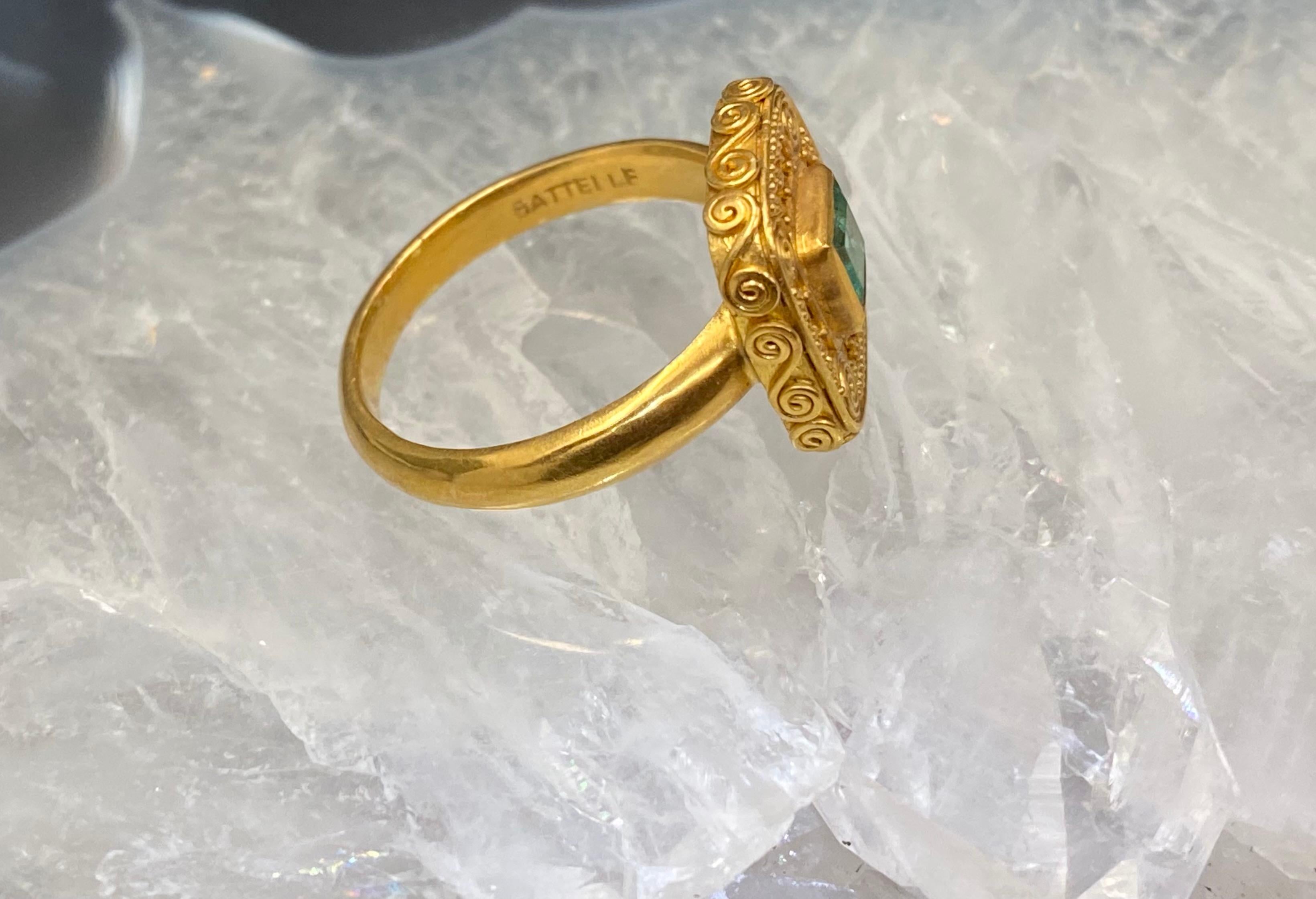 Smaragdring von Steven Battelle aus 22 Karat Gold (Carréeschliff)