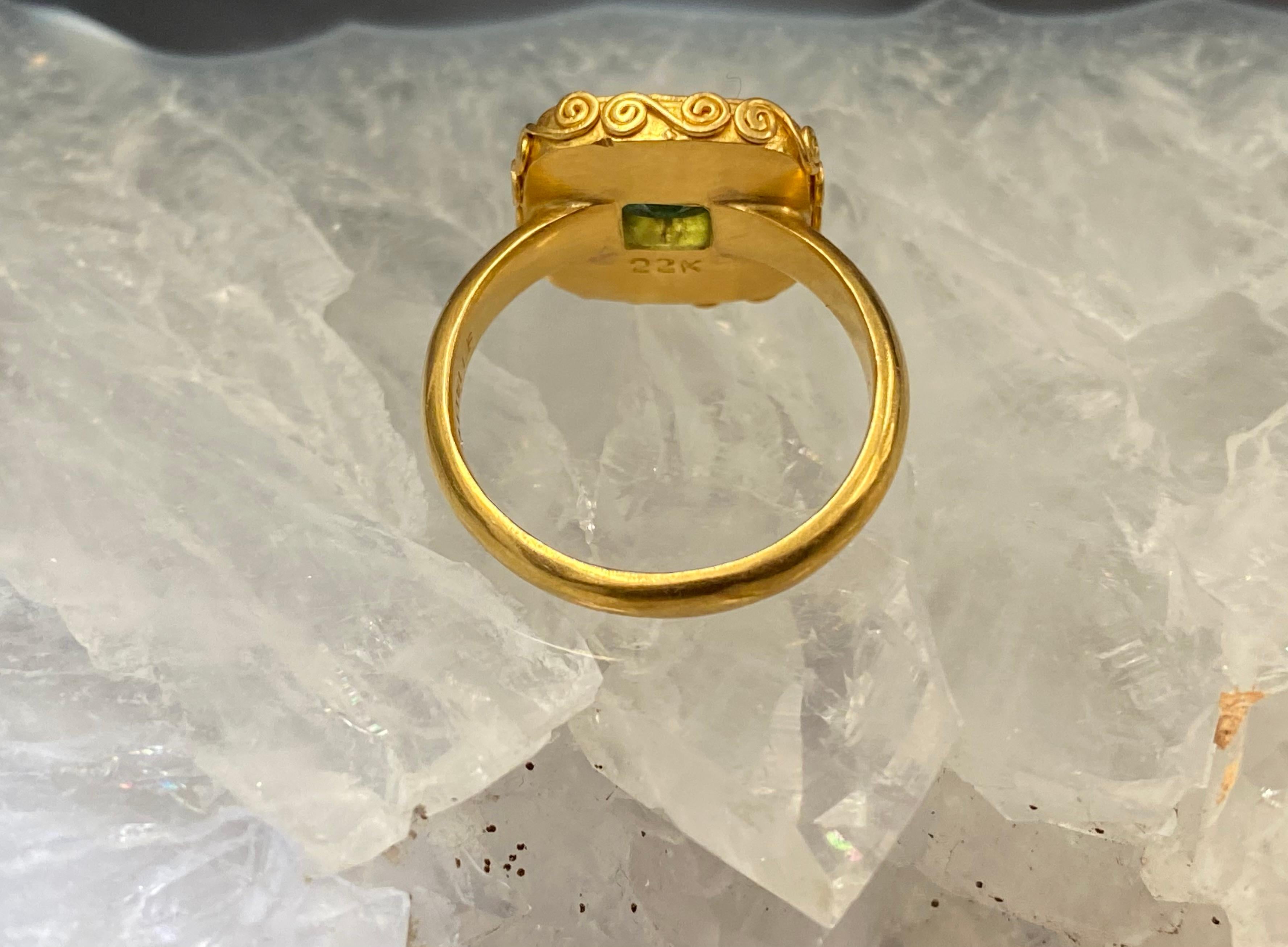 Smaragdring von Steven Battelle aus 22 Karat Gold im Zustand „Neu“ in Soquel, CA