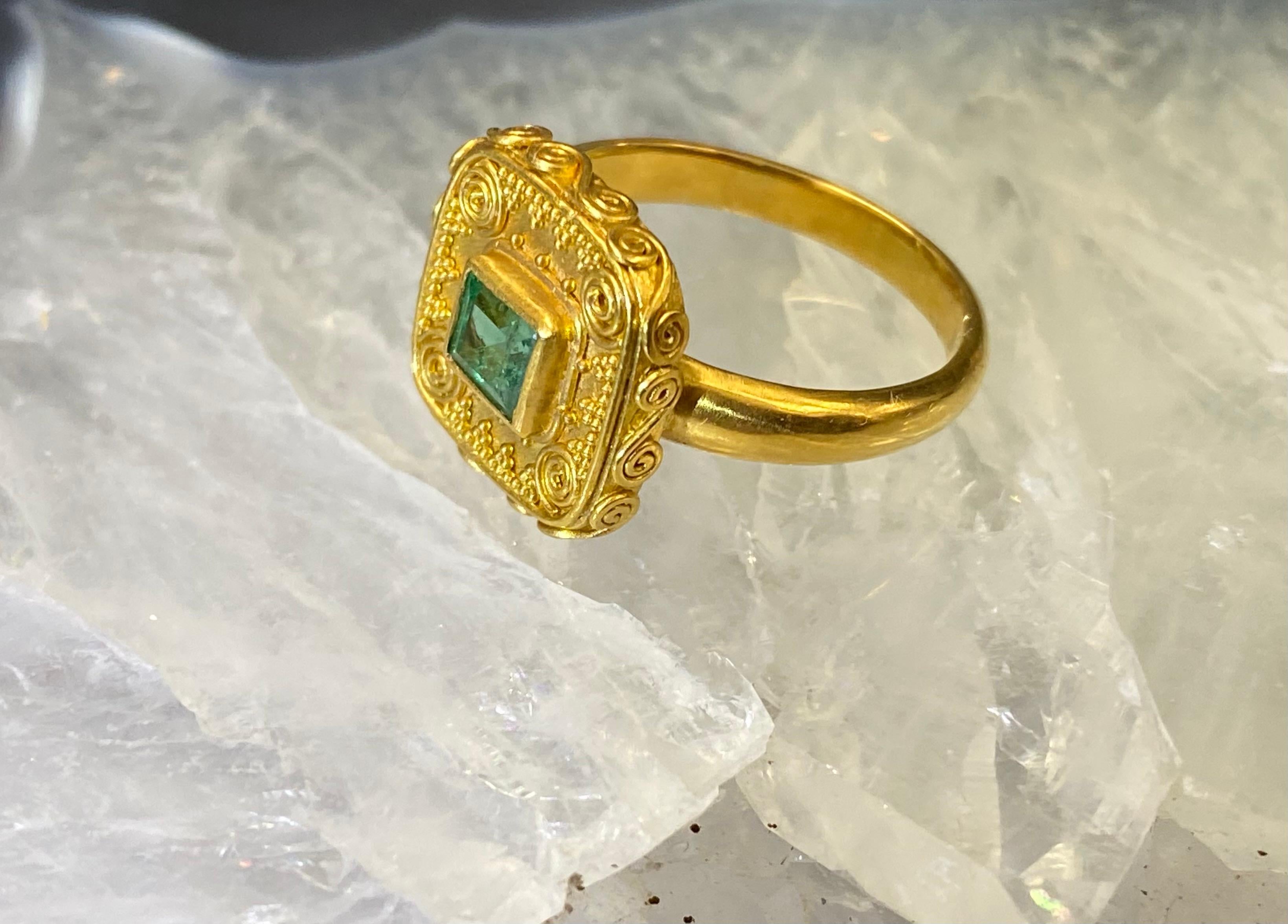 Smaragdring von Steven Battelle aus 22 Karat Gold 1