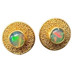 Steven Battelle Äthiopischer Opal 22K Gold Granulierte Post Ohrringe