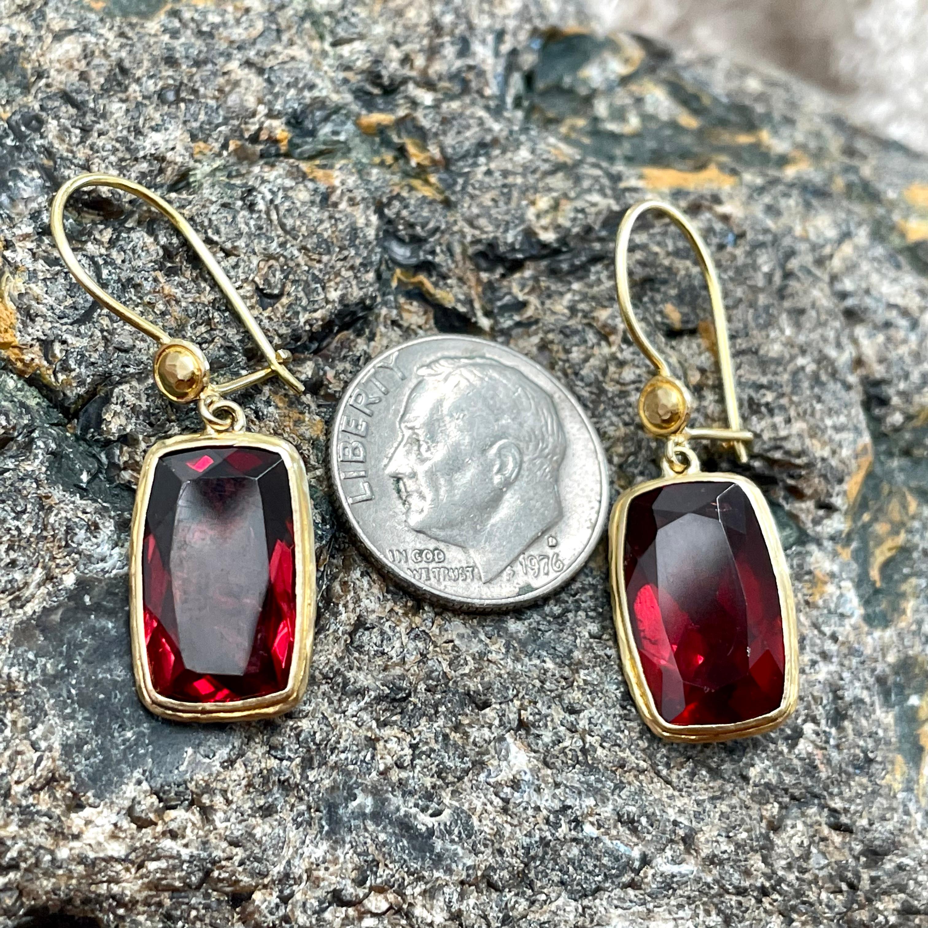 Contemporary Steven Battelle Faceted Long Cushion 10.4 Carats Garnet 18K Gold Wire Earrings For Sale