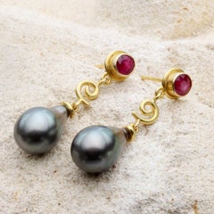 Boucles d'oreilles Steven Battelle or 18K perles d'eau douce et rubis