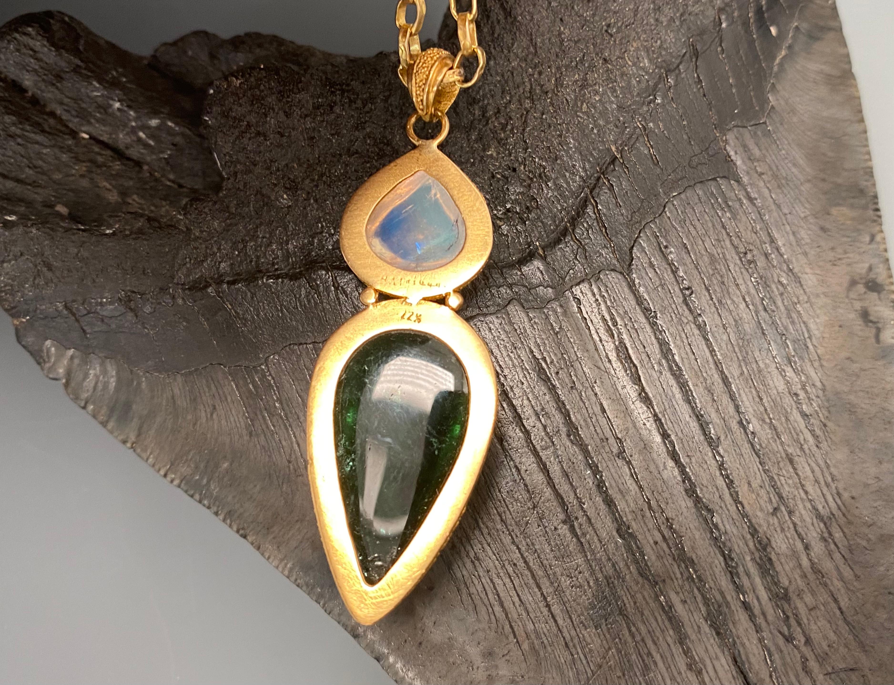 Contemporaneo Steven Battelle Ciondolo con tormalina verde e pietra di luna arcobaleno in oro 22k in vendita