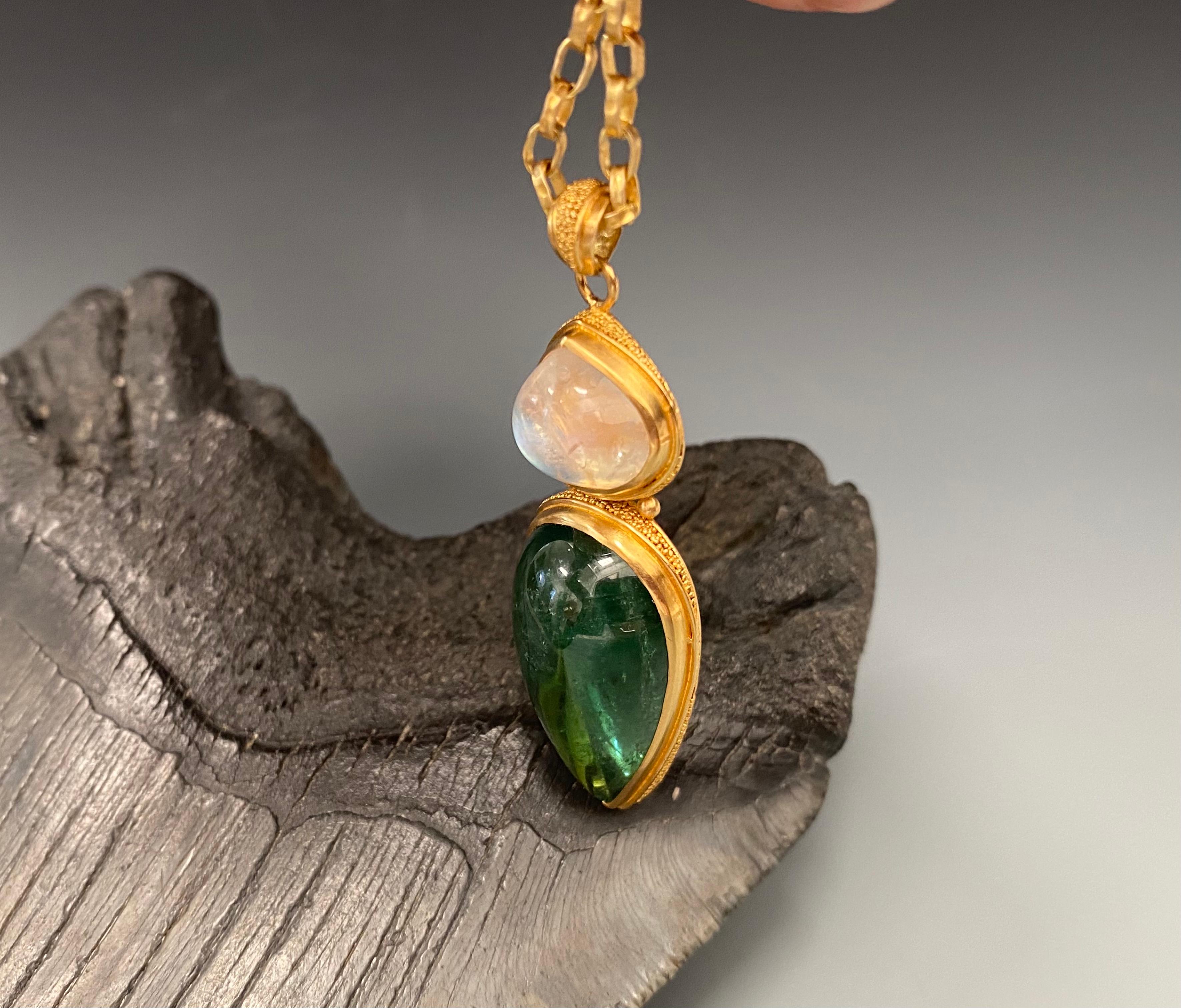 Donna Steven Battelle Ciondolo con tormalina verde e pietra di luna arcobaleno in oro 22k in vendita
