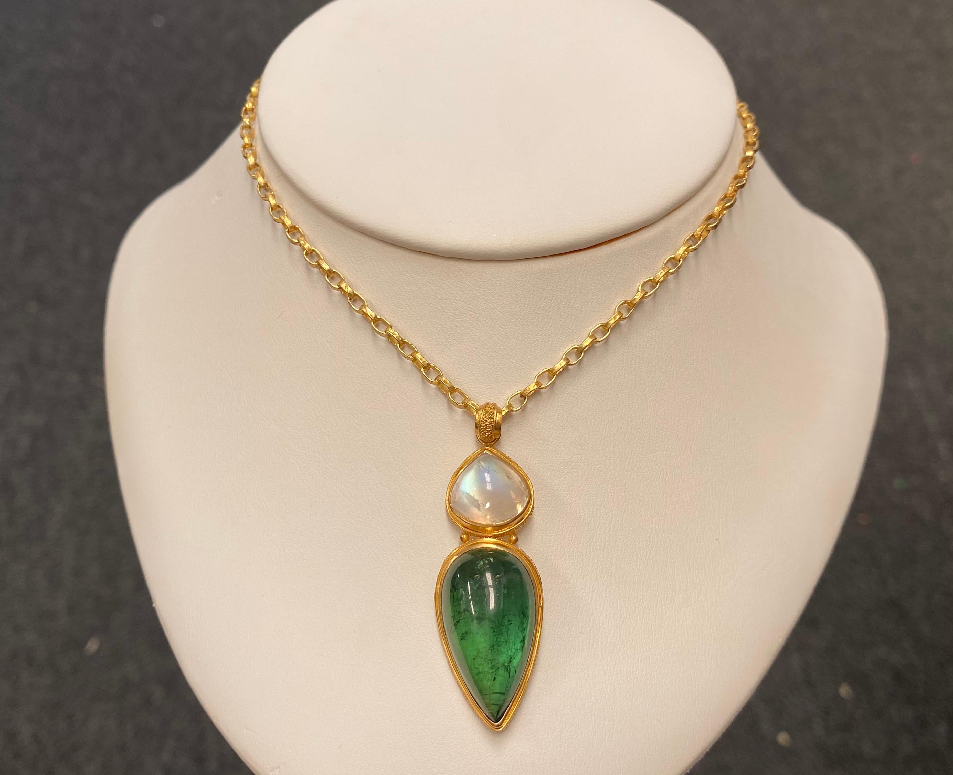 Steven Battelle Ciondolo con tormalina verde e pietra di luna arcobaleno in oro 22k in vendita 2