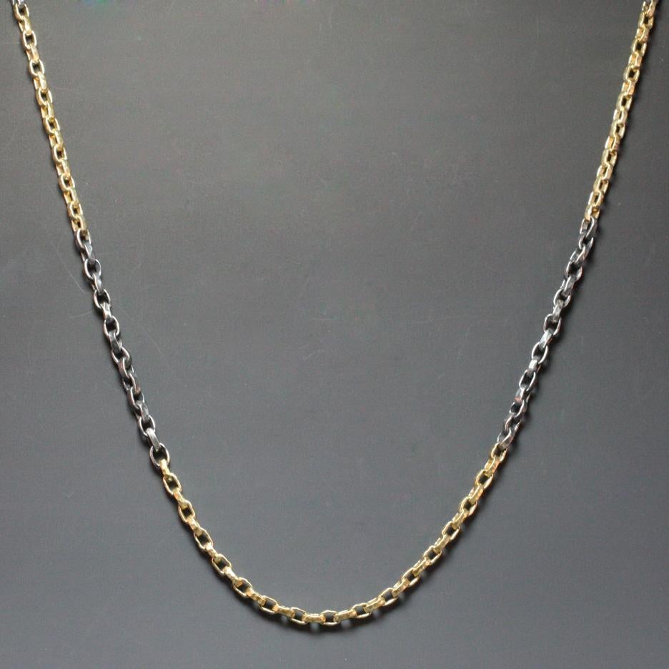 Contemporaneo Steven Battelle Catena organica in argento ossidato e martellato a mano in oro 18k da 20