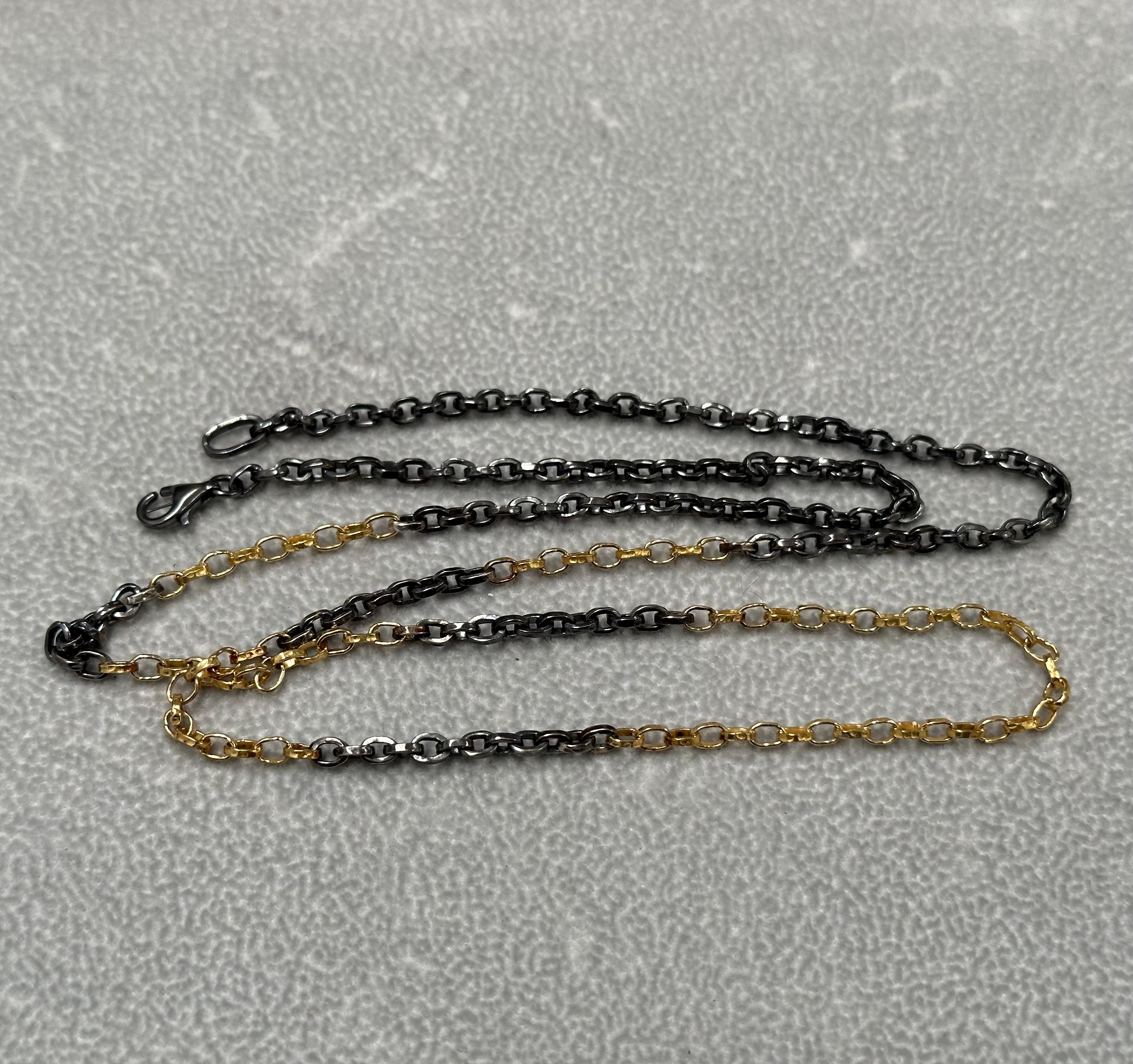 Steven Battelle Catena organica in argento ossidato e martellato a mano in oro 18k da 24
