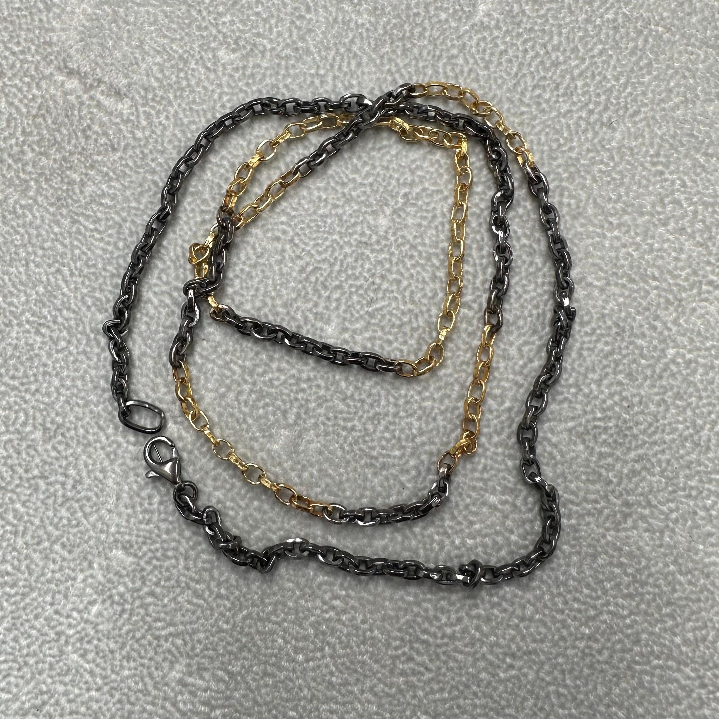 Steven Battelle Catena organica in argento ossidato e martellato a mano in oro 18k da 24