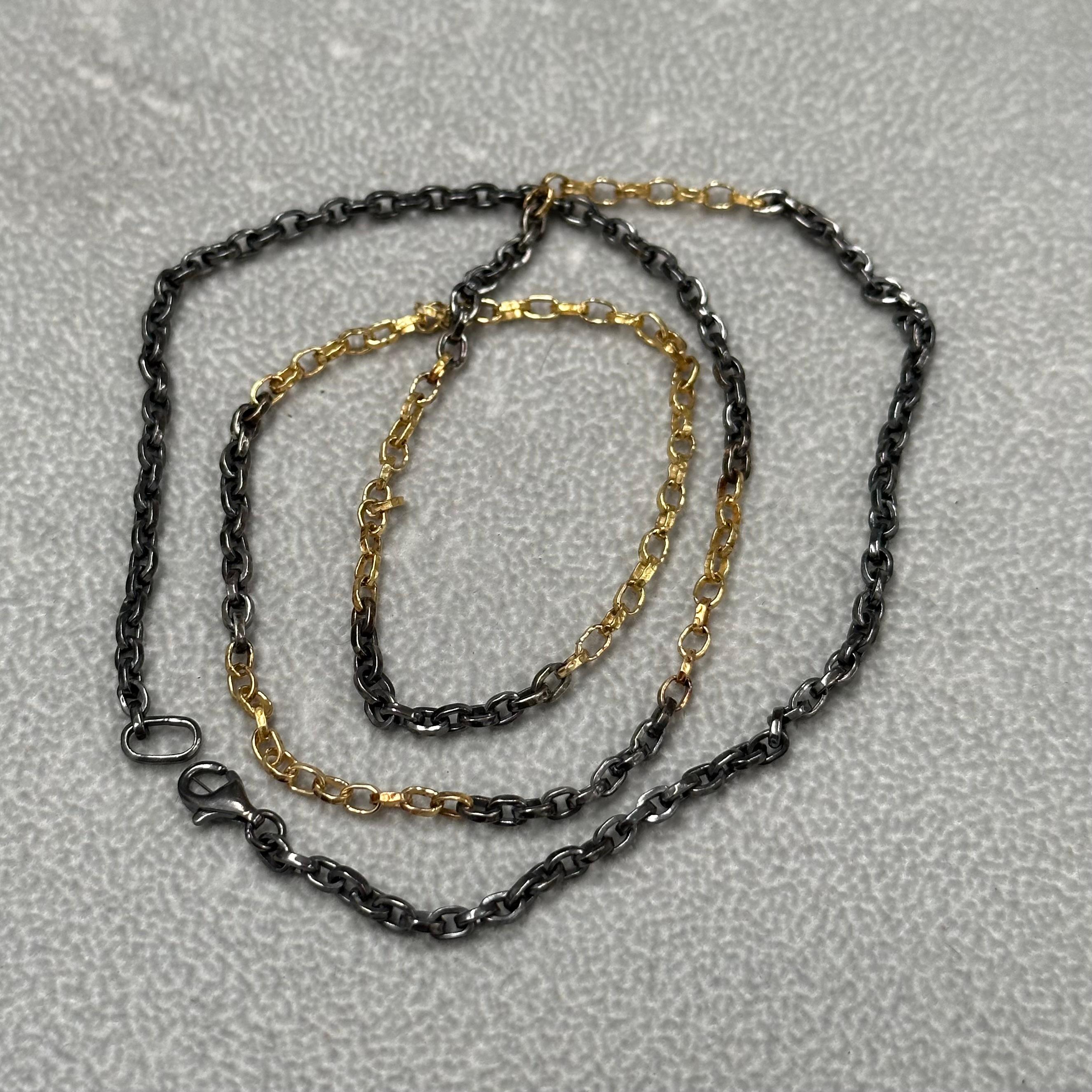 Steven Battelle Catena organica in argento ossidato e martellato a mano in oro 18k da 24