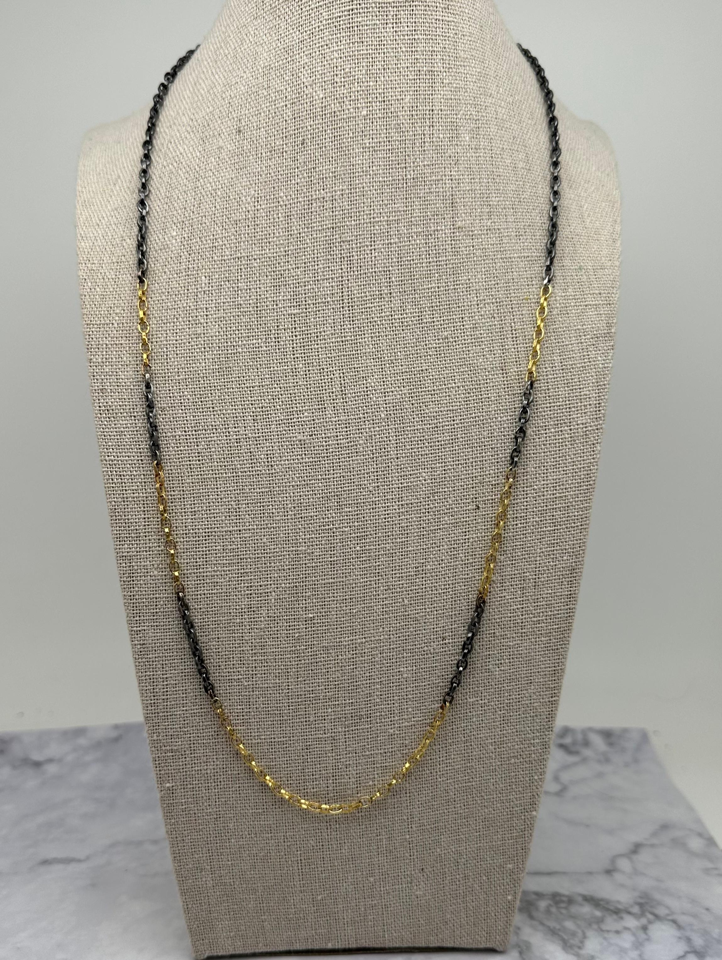 Steven Battelle Catena organica in argento ossidato e martellato a mano in oro 18k da 24