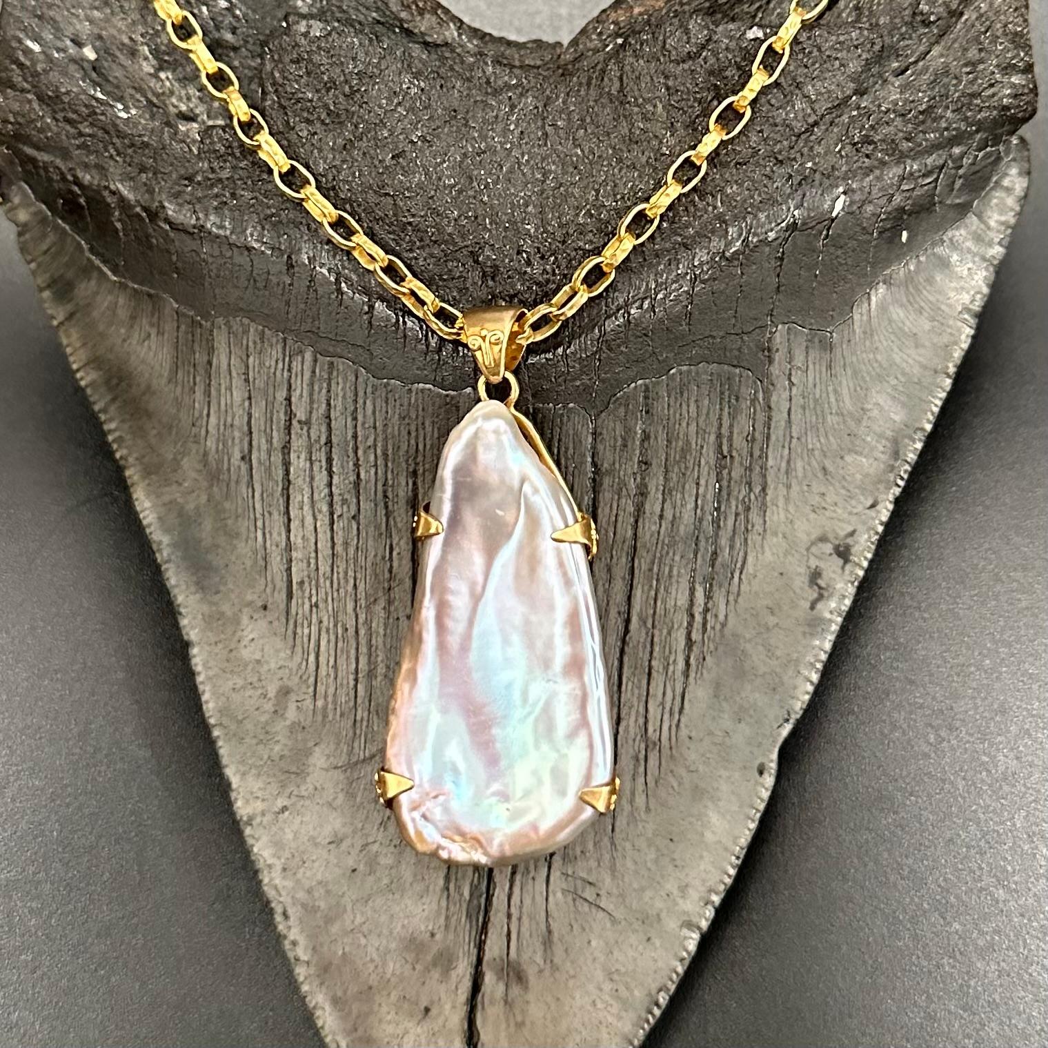 Ciondolo grande in oro 18 carati con perle d'acqua dolce di Steven Battelle in vendita 4