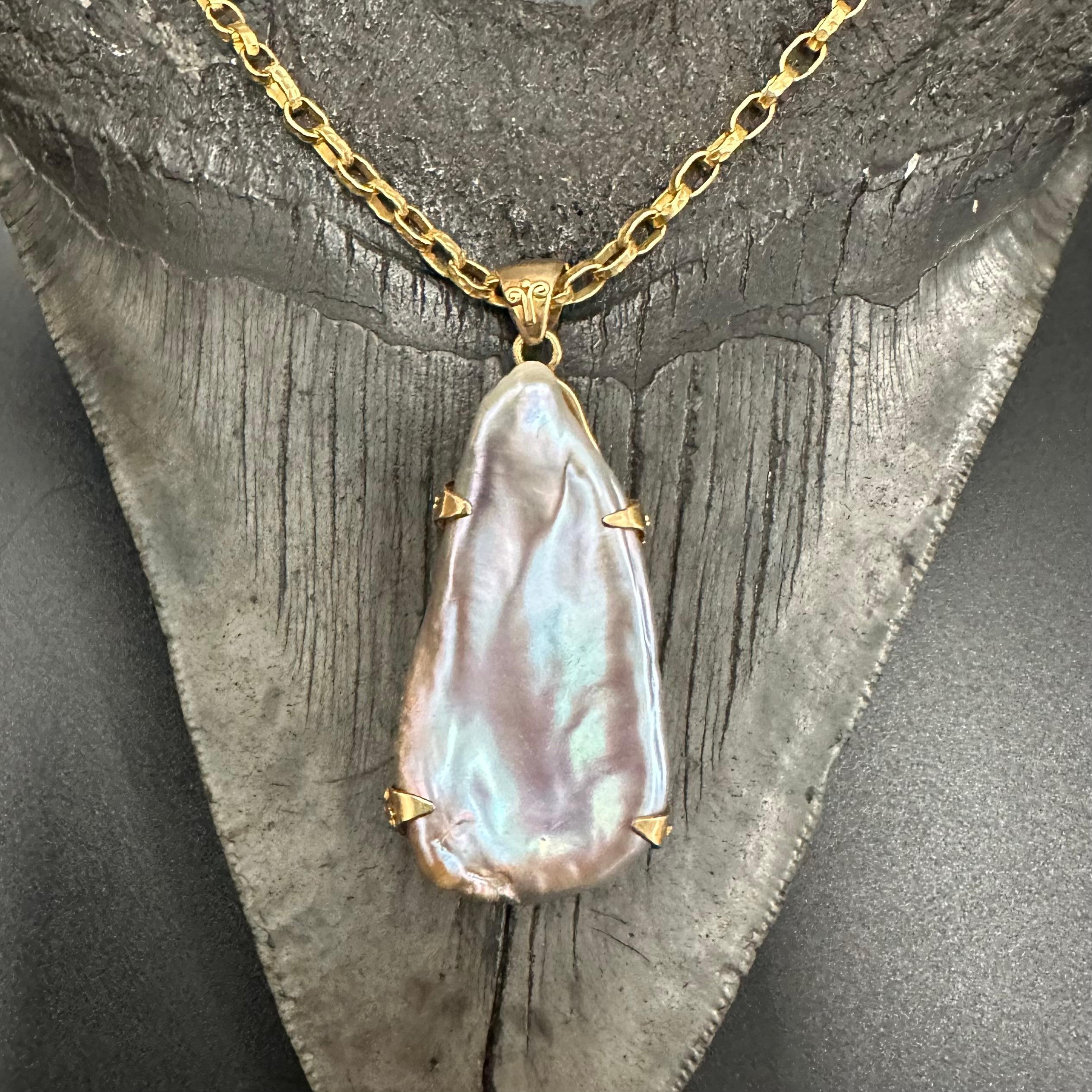 Ciondolo grande in oro 18 carati con perle d'acqua dolce di Steven Battelle in vendita 5