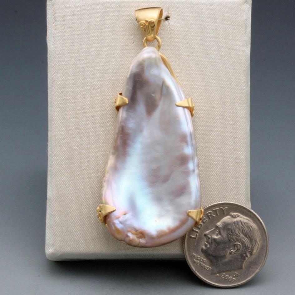 Contemporaneo Ciondolo grande in oro 18 carati con perle d'acqua dolce di Steven Battelle in vendita