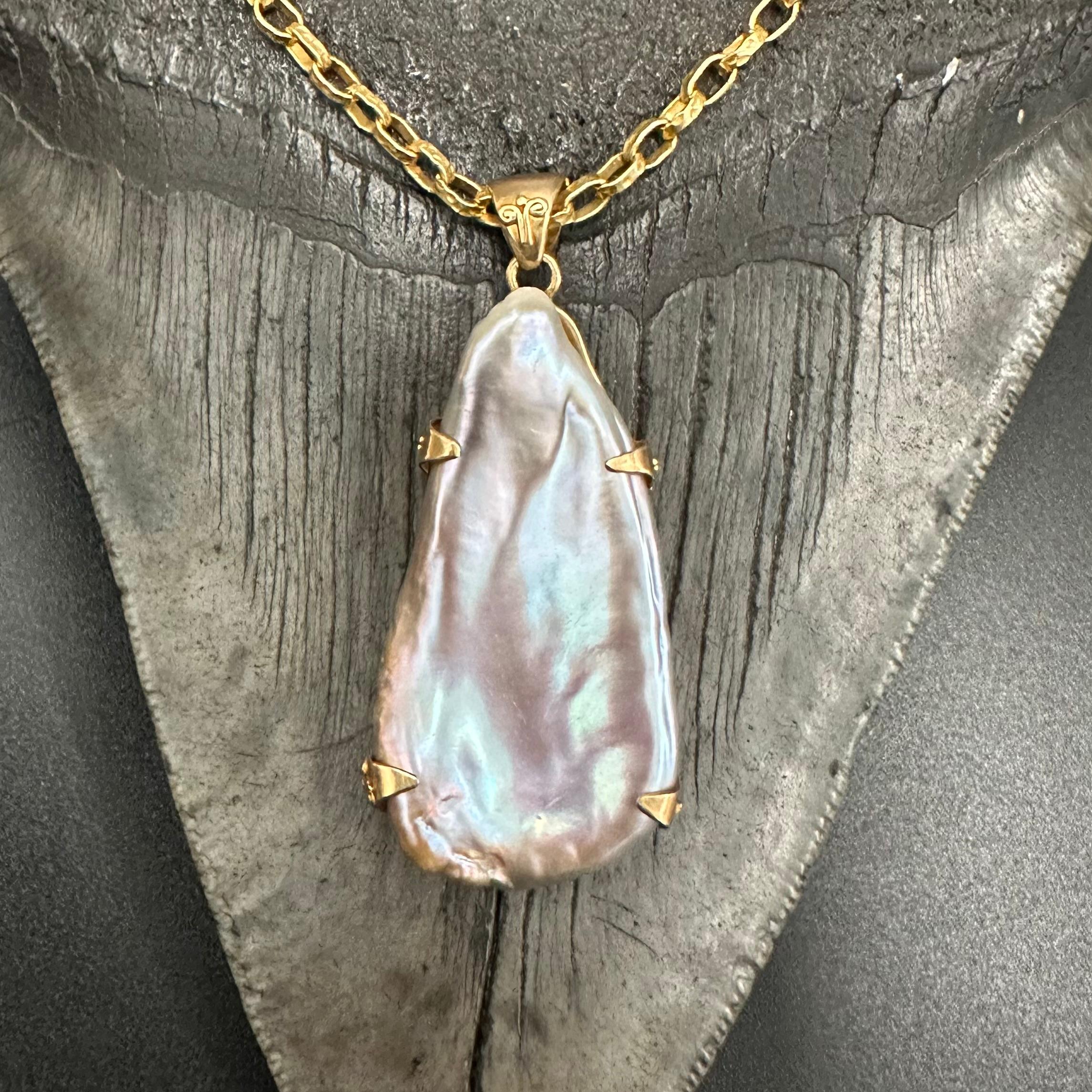 Ciondolo grande in oro 18 carati con perle d'acqua dolce di Steven Battelle In condizioni Nuovo in vendita a Soquel, CA