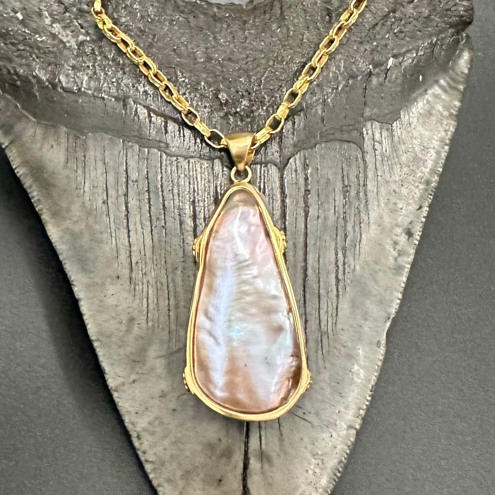 Ciondolo grande in oro 18 carati con perle d'acqua dolce di Steven Battelle in vendita 1