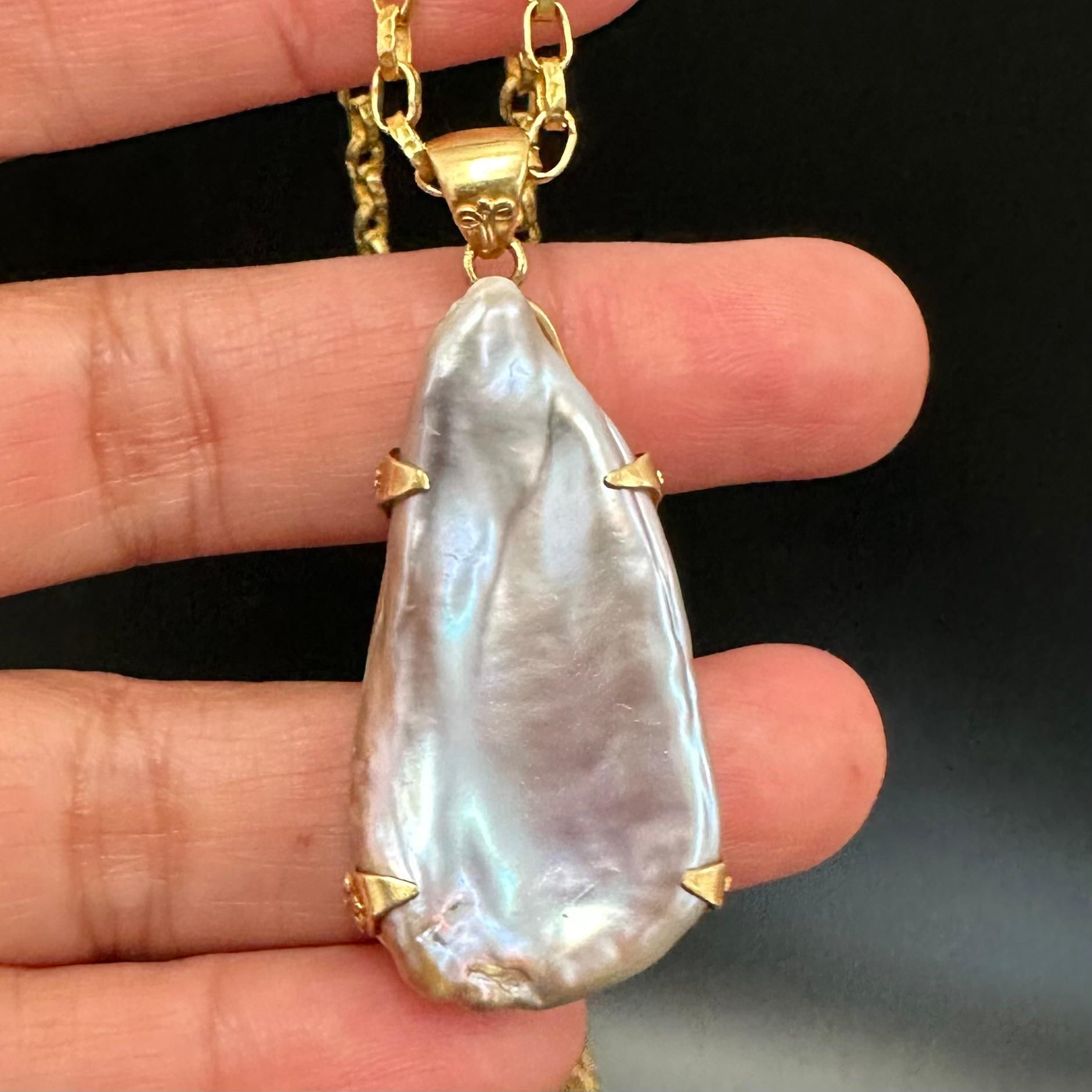 Ciondolo grande in oro 18 carati con perle d'acqua dolce di Steven Battelle in vendita 2