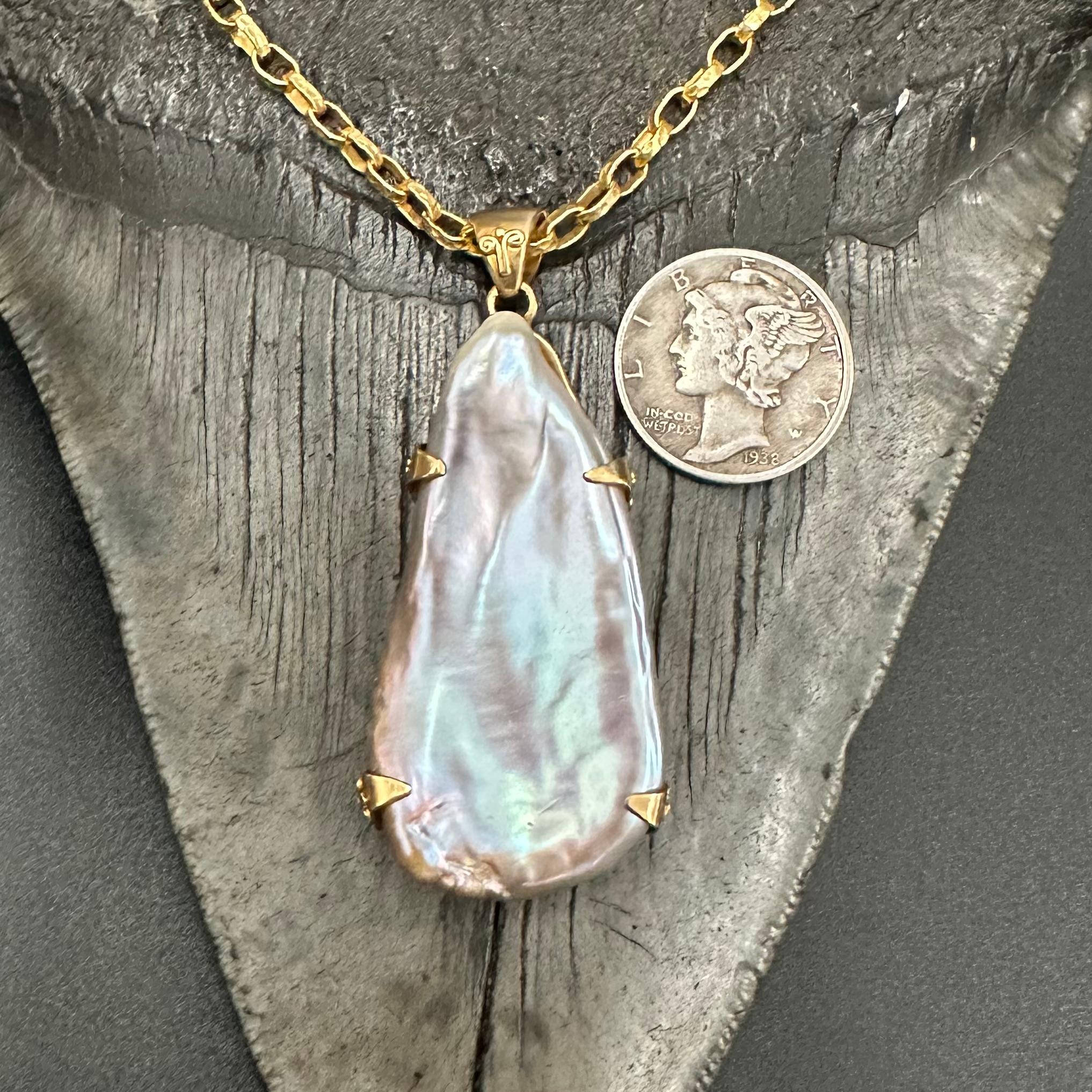 Ciondolo grande in oro 18 carati con perle d'acqua dolce di Steven Battelle in vendita 3