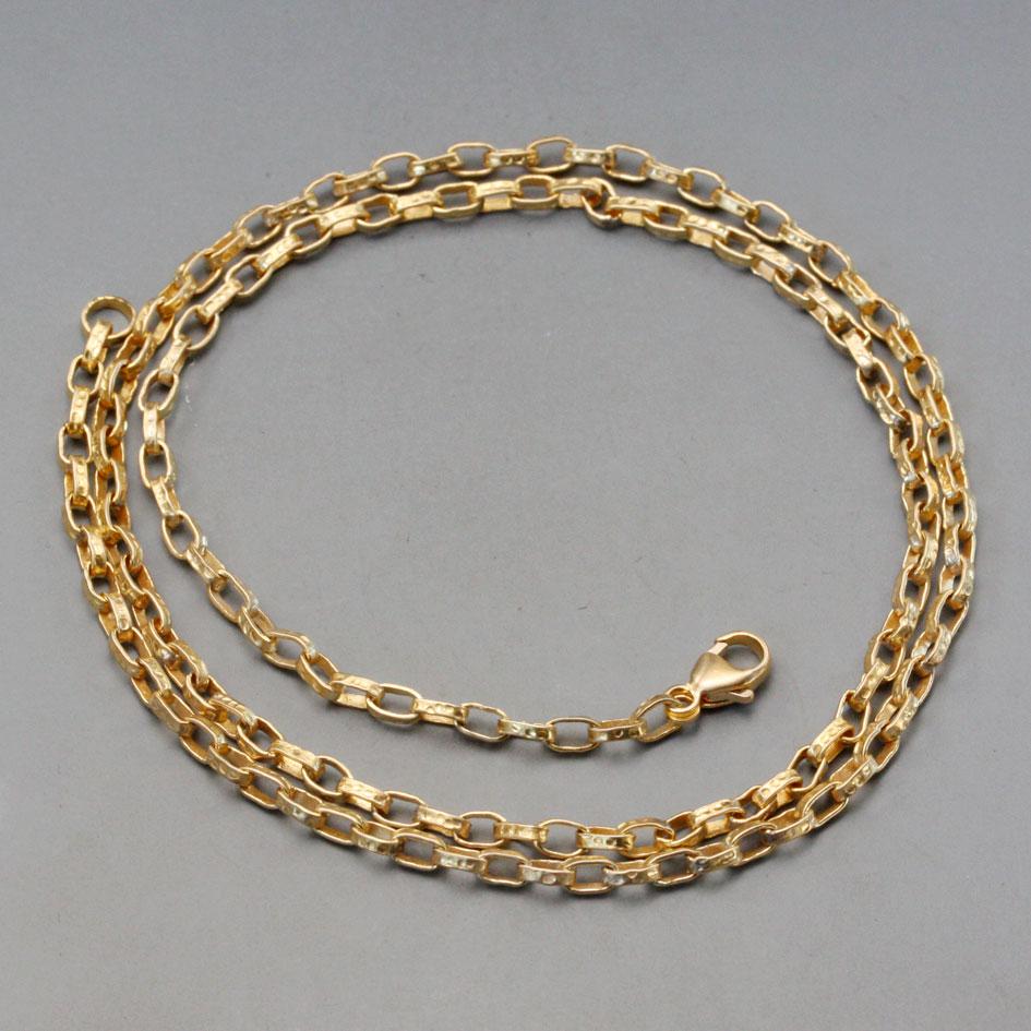 Notre chaîne unique, martelée à la main, à la texture organique et au fini mat, dans notre poids le plus léger, est une belle façon d'exposer vos pendentifs préférés.  Largeur de 1,1 mm.  Également disponible en 18 et 20 pouces. Si vous souhaitez