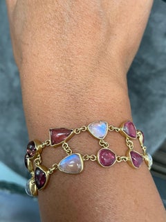 Steven Battelle Pulsera mixta de turmalina rosa y piedra lunar arco iris de oro de 18 quilates