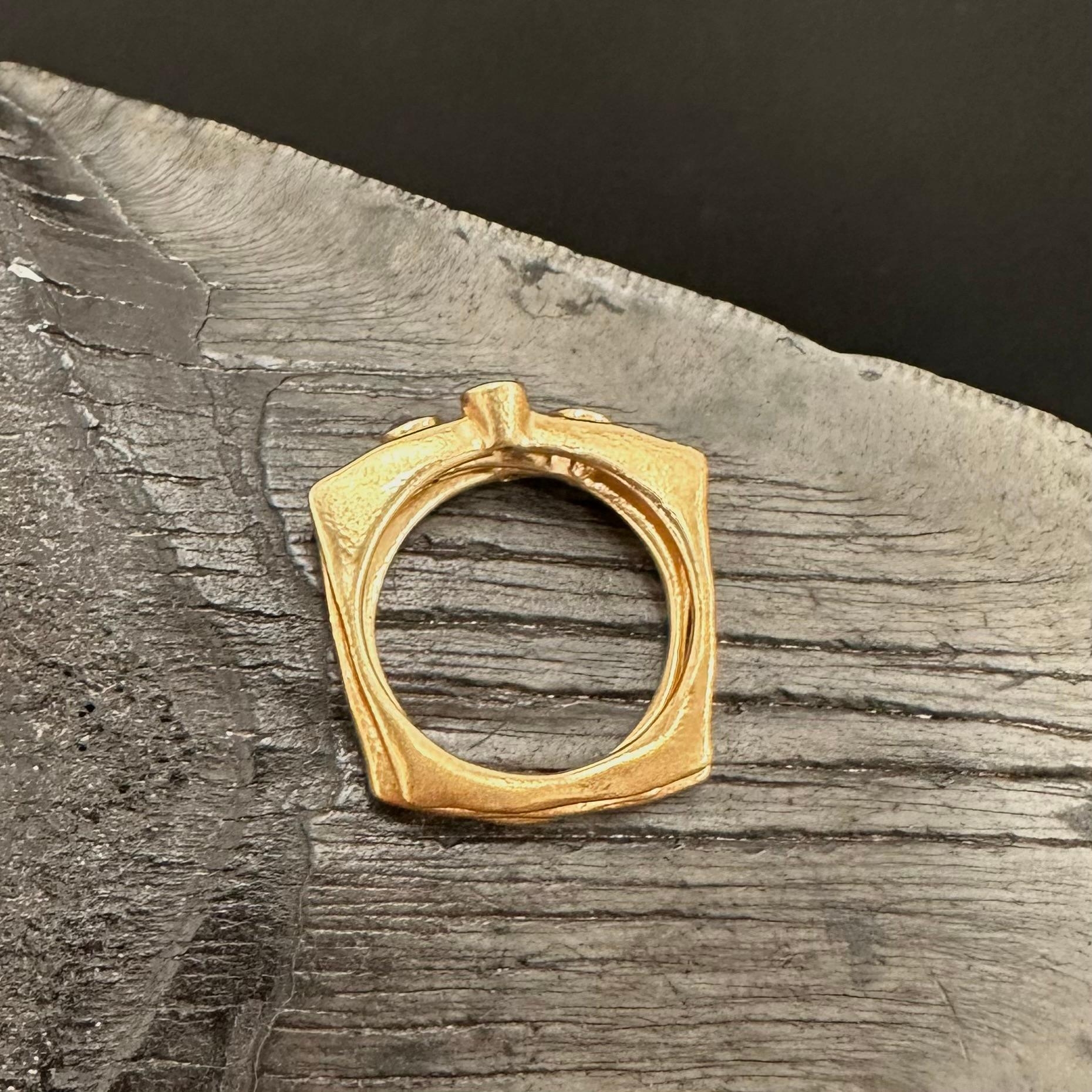 Anello in oro 18 carati con zaffiri blu a più fasce di Steven Battelle in vendita 4