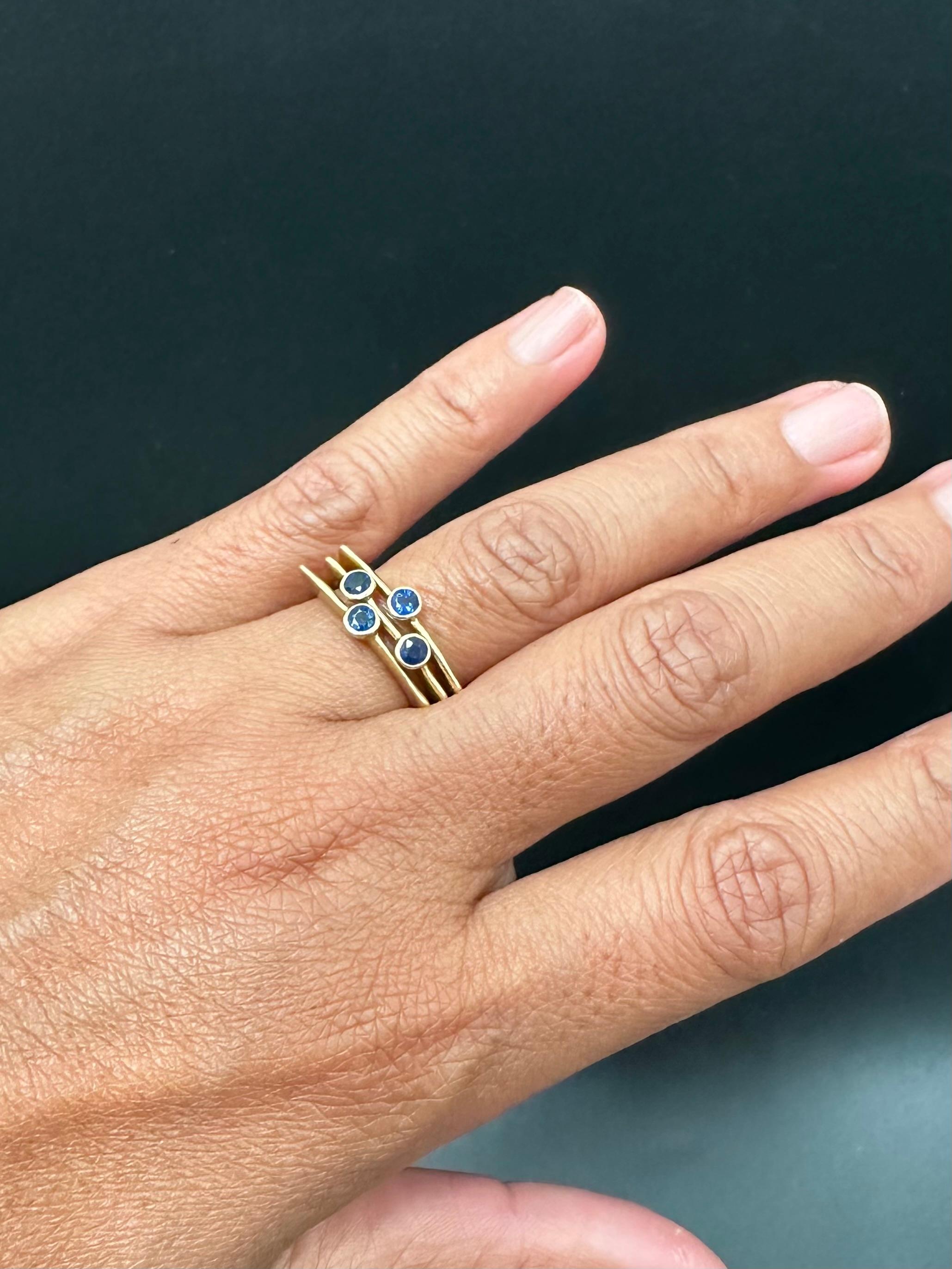Anello in oro 18 carati con zaffiri blu a più fasce di Steven Battelle in vendita 5