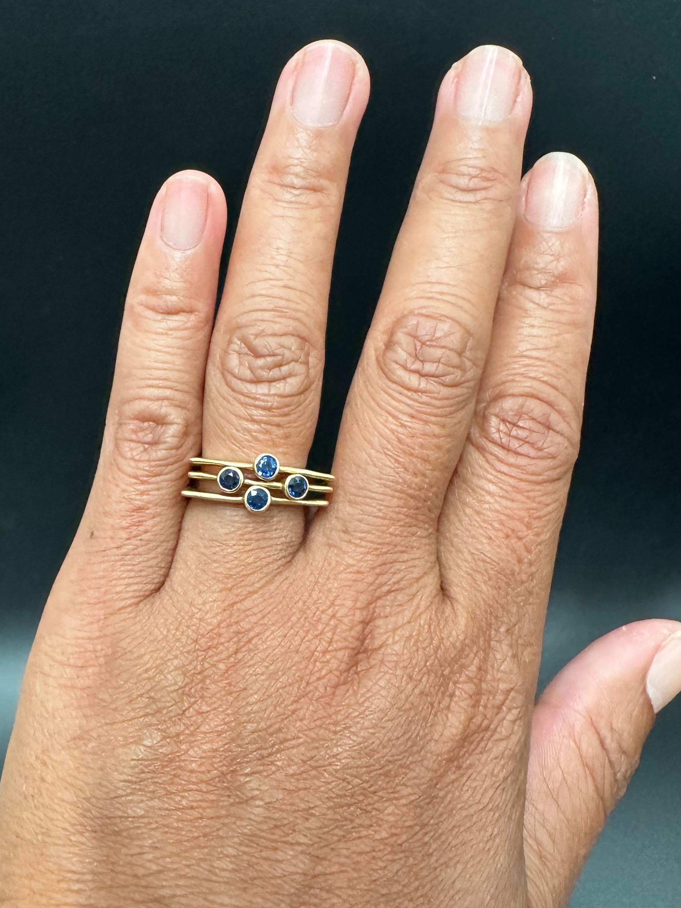 Anello in oro 18 carati con zaffiri blu a più fasce di Steven Battelle in vendita 6