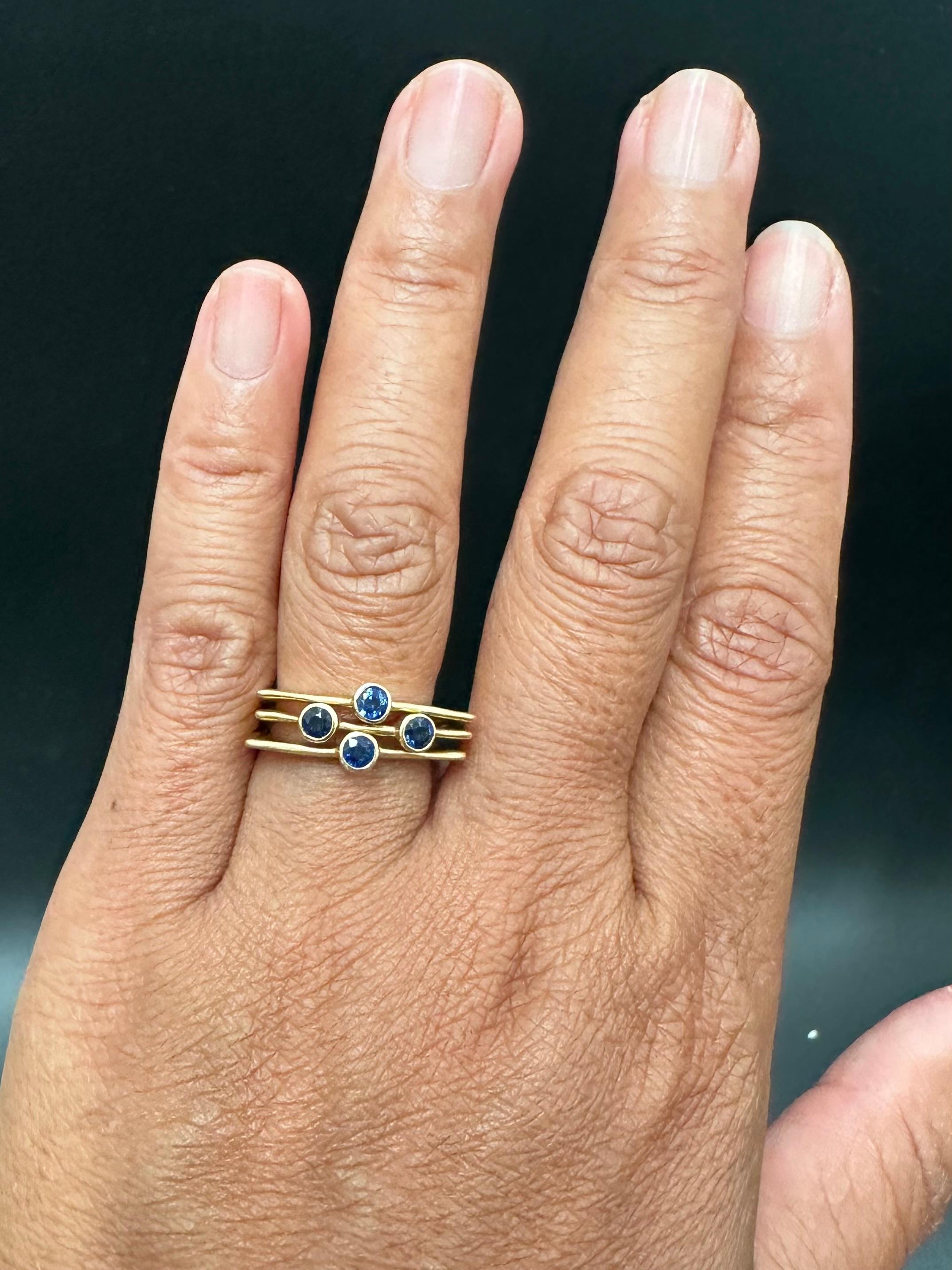 Contemporaneo Anello in oro 18 carati con zaffiri blu a più fasce di Steven Battelle in vendita