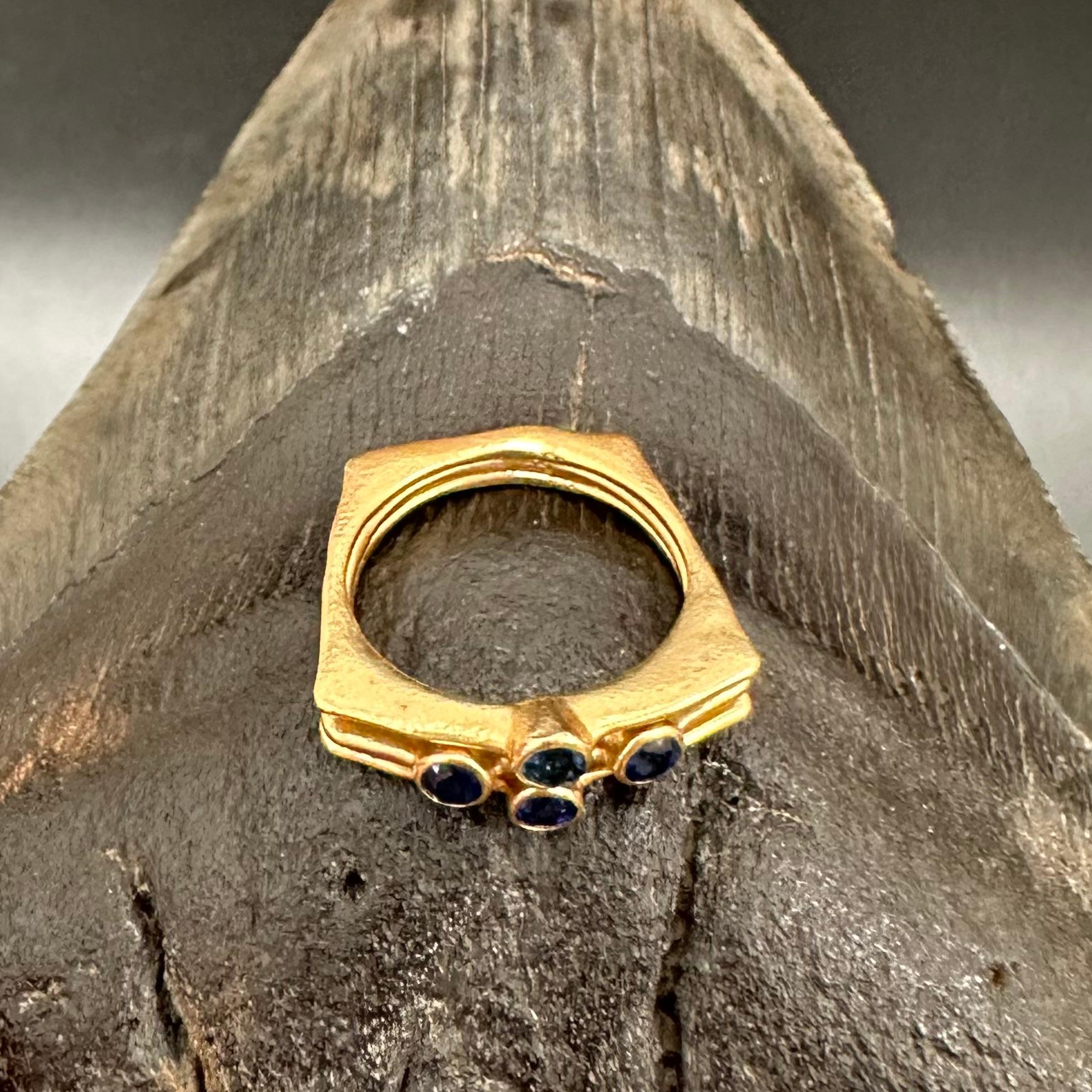 Taglio a rosa Anello in oro 18 carati con zaffiri blu a più fasce di Steven Battelle in vendita