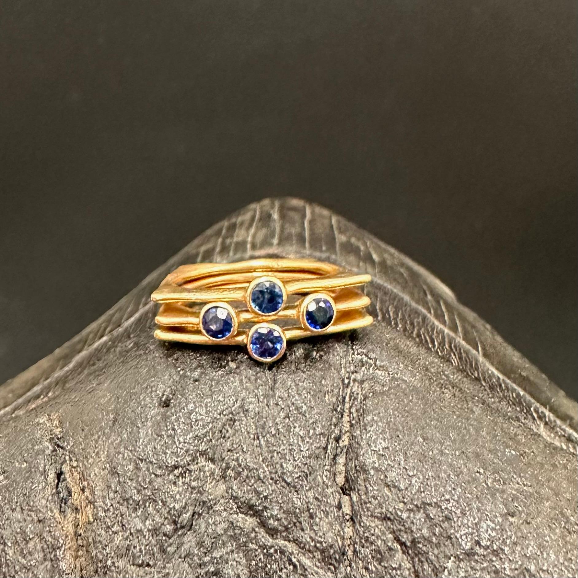 Anello in oro 18 carati con zaffiri blu a più fasce di Steven Battelle In condizioni Nuovo in vendita a Soquel, CA